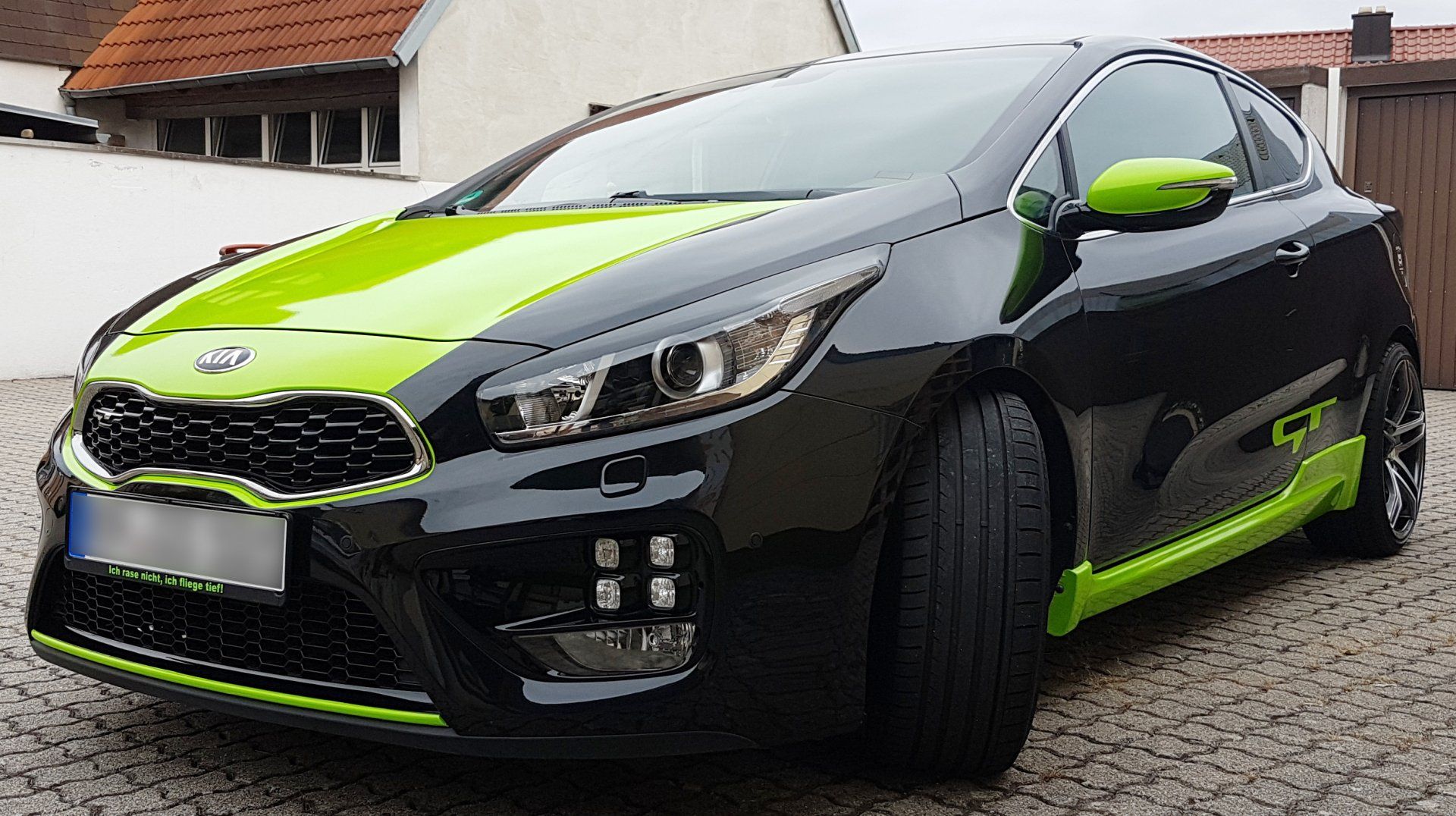 Die Autofolierung ist eine höchst effektive Außenwerbung am Fahrzeug und erzielt eine große Reichweite, bei relativ geringen Kosten. Die Autofolierung ist eine höchst effektive Außenwerbung am Fahrzeug und erzielt eine große Reichweite, bei relativ geringen Kosten.