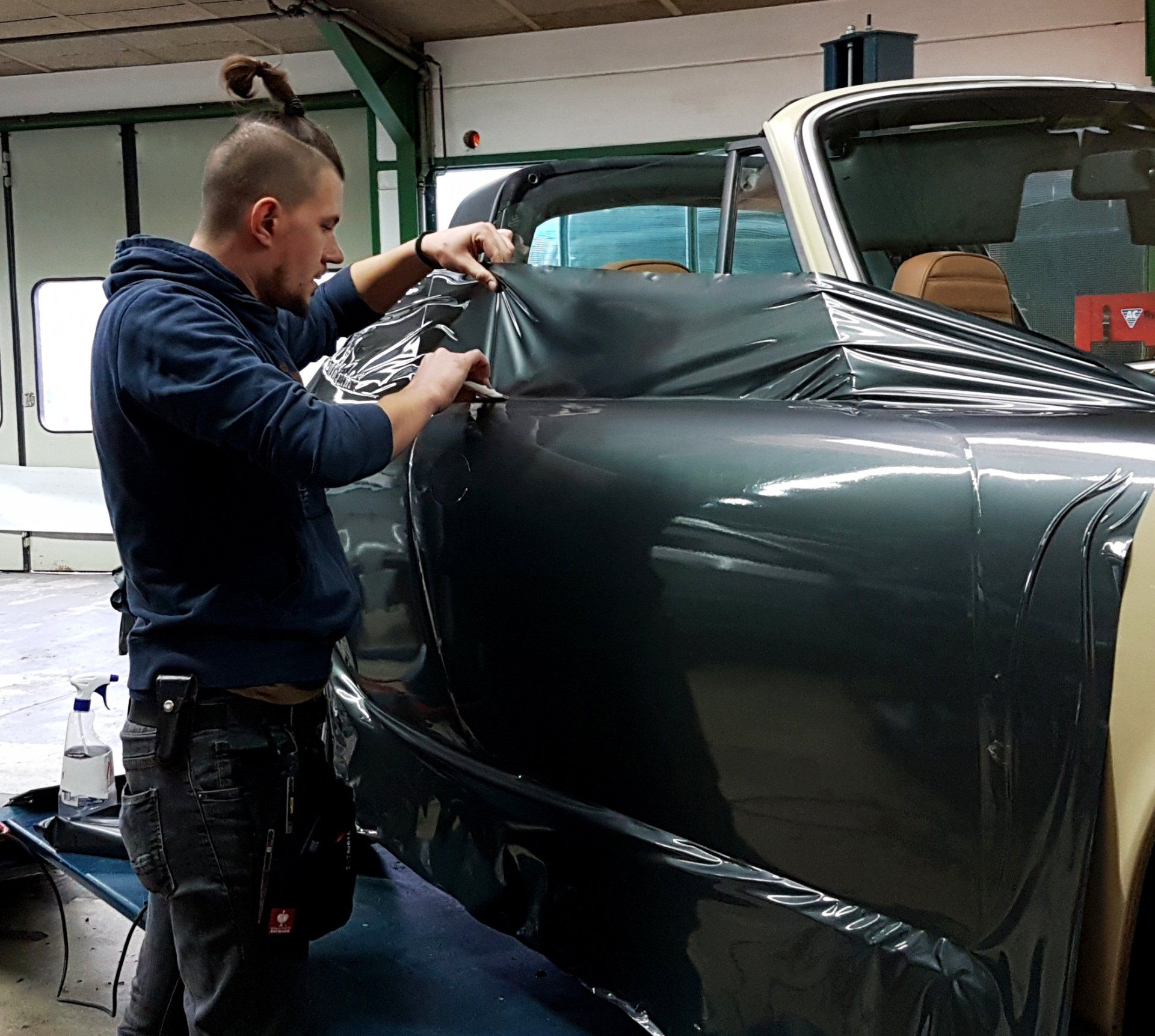 Mit einer Fahrzeugfolierung von unseren Werbetechnikern können Sie in Zukunft auffällig vorfahren und Neukunden akquirieren, wo auch immer Sie gerade mit dem Fahrzeug unterwegs sind. Mit einer Fahrzeugfolierung von unseren Werbetechnikern können Sie in Zukunft auffällig vorfahren und Neukunden akquirieren, wo auch immer Sie gerade mit dem Fahrzeug unterwegs sind.