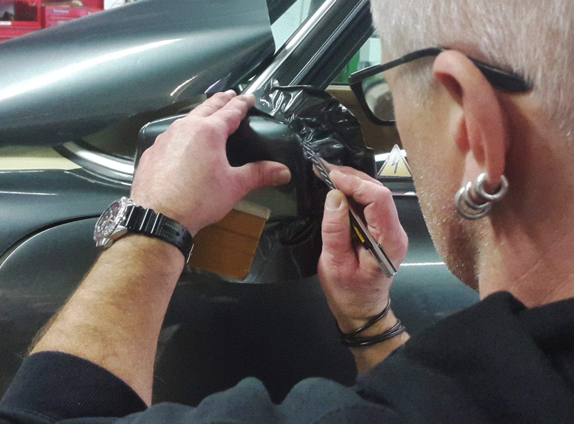 Folierungen und Beschriftungen sind nicht zu vergleichen mit Lackierungen, denn die Klebefolien stellen lediglich das Imitat einer Lackierung da. Bei einer Autofolierung wird eine „zweite Haut“ auf das Fahrzeug aufgebracht, die sich auch wieder rückstandslos Demontieren lässt. Folierungen und Beschriftungen sind nicht zu vergleichen mit Lackierungen, denn die Klebefolien stellen lediglich das Imitat einer Lackierung da. Bei einer Autofolierung wird eine „zweite Haut“ auf das Fahrzeug aufgebracht, die sich auch wieder rückstandslos Demontieren lässt.