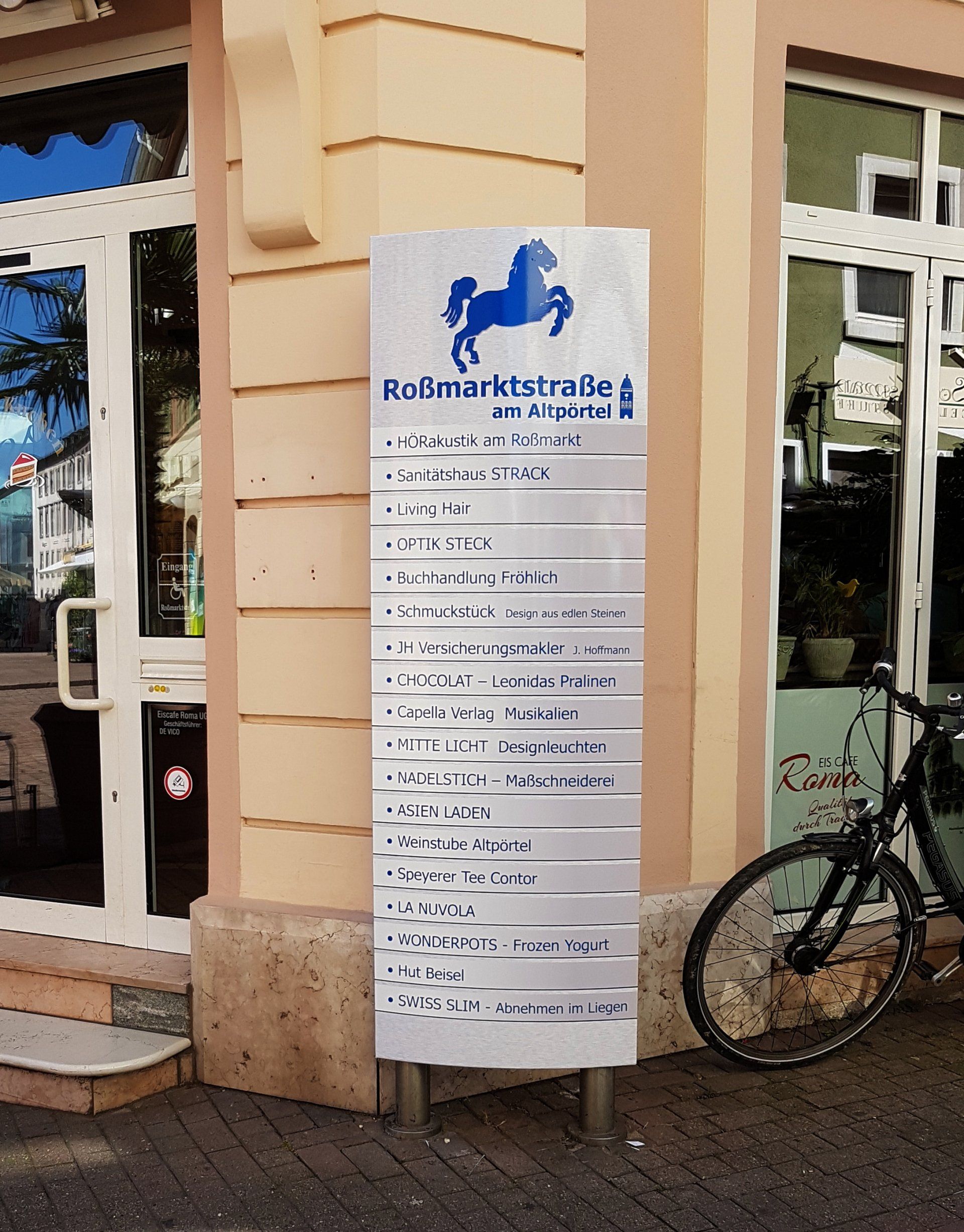 Informations- und Leitsystem tragen immens dazu bei, dass der Kunde sich in Ihrem Geschäft gut aufgehoben fühlt; durch intelligente Informationssystem wird der Kunde schnell und effizient durch Ihre Geschäftsräume geführt, dies trägt zum Wohlbefinden des Kunden bei und fördert dementsprechend sein Kaufverhalten. Informations- und Leitsystem tragen immens dazu bei, dass der Kunde sich in Ihrem Geschäft gut aufgehoben fühlt; durch intelligente Informationssystem wird der Kunde schnell und effizient durch Ihre Geschäftsräume geführt, dies trägt zum Wohlbefinden des Kunden bei und fördert dementsprechend sein Kaufverhalten.