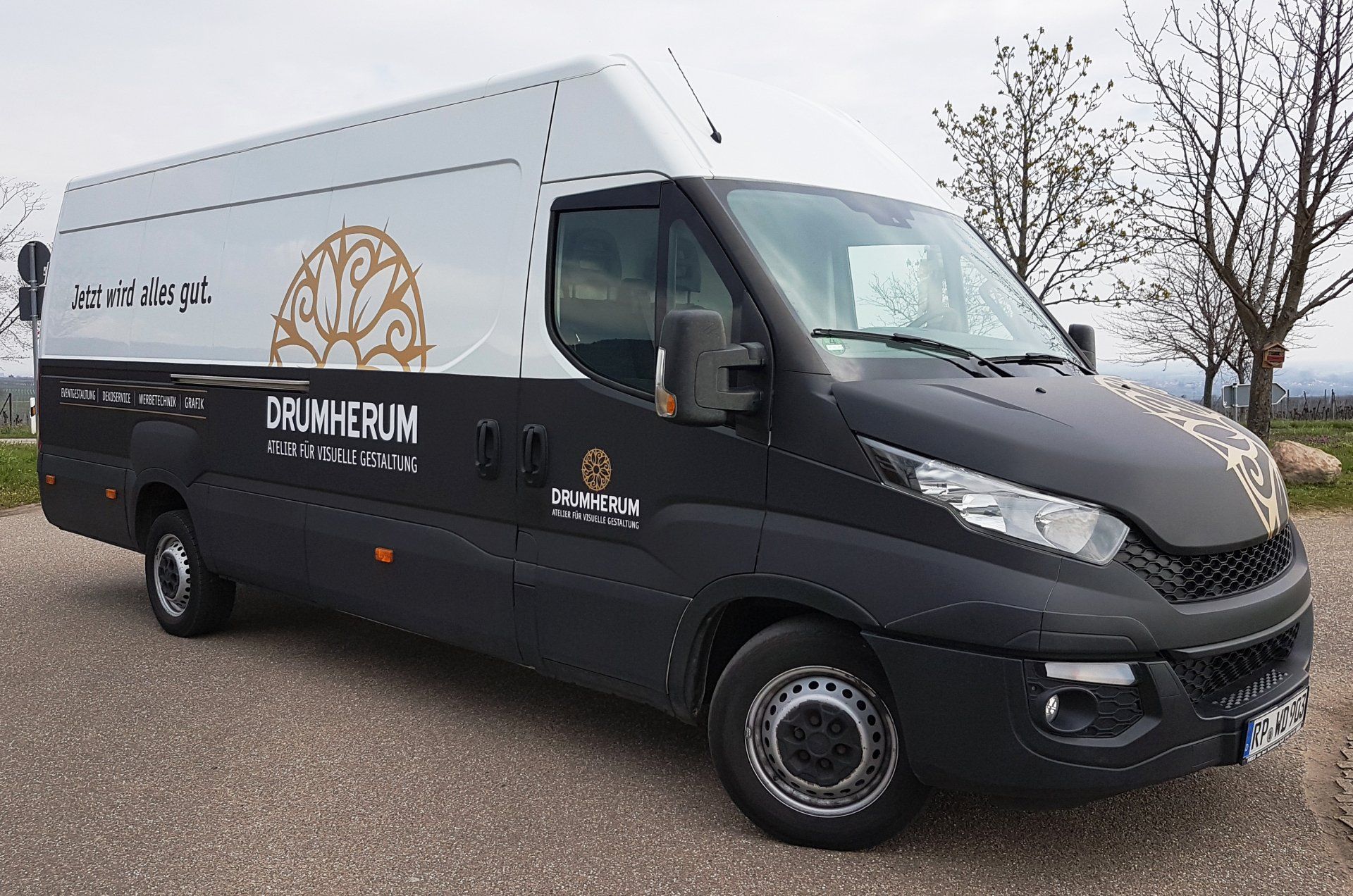 Um eine dauerhafte Haltbarkeit der Folierung zu gewährleisten, bringen Sie das Fahrzeug bitte spätestens am Tag vor der Folierung, gereinigt bei uns vorbei. Bitte das Fahrzeug vorher mit Waschstraßenreinigung (Bürstenreinigung) waschen und darauf achten, dass kein Wachs oder ähnliche Oberflächenversiegelungen verwendet werden. Bei aufgetragenen Versiegelungen kann keine Garantie für die Haltbarkeit der Folierung gegeben werden. Um eine dauerhafte Haltbarkeit der Folierung zu gewährleisten, bringen Sie das Fahrzeug bitte spätestens am Tag vor der Folierung, gereinigt bei uns vorbei. Bitte das Fahrzeug vorher mit Waschstraßenreinigung (Bürstenreinigung) waschen und darauf achten, dass kein Wachs oder ähnliche Oberflächenversiegelungen verwendet werden. Bei aufgetragenen Versiegelungen kann keine Garantie für die Haltbarkeit der Folierung gegeben werden.