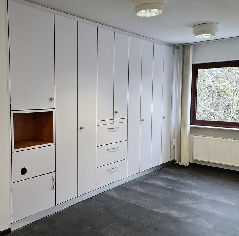 Die Beschriftungetechnik und hierbei speziell die unterschiedlichen Folientechniken, bieten sich hervorragend an, um nicht nur der Information, sondern auch dem Sichtschutz zu dienen. Mit speziellen Milchglasfolien, die es in den unterschiedlichsten Farben und Ausführungen gibt, kann man sehr schön Glasflächen die Durchsichtigkeit nehmen, ohne zuviel Licht im Innenbereich zu verlieren.