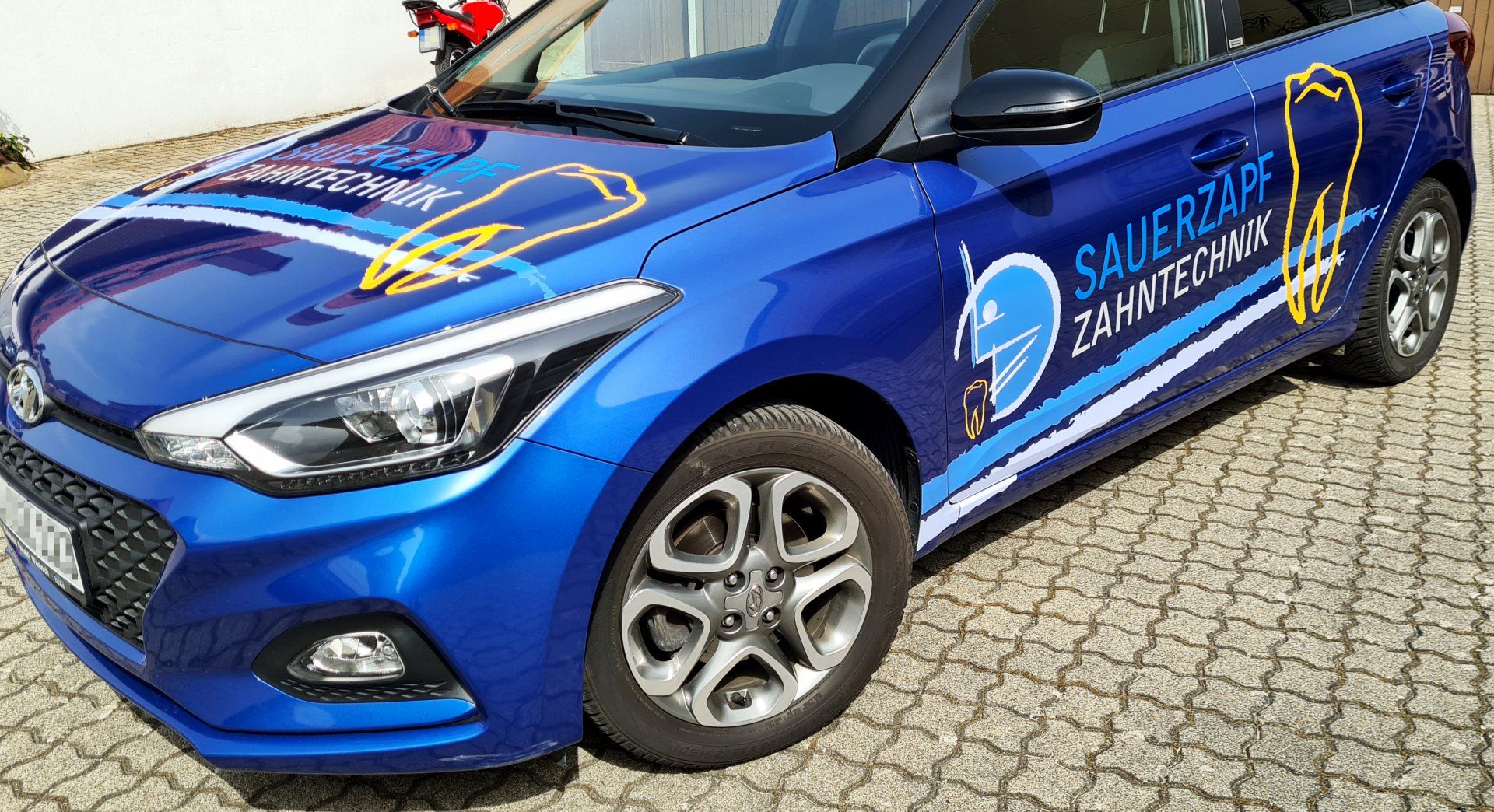 Fahrzeugwerbung mit Klebefolie Fahrzeugwerbung mit Klebefolie