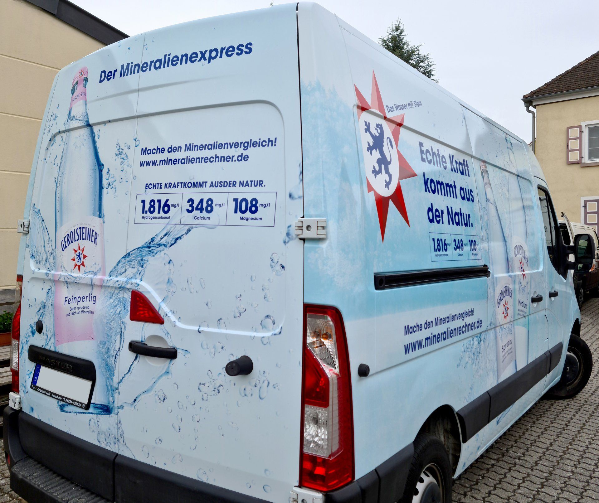 Autowerbung ist eine Sammelbezeichnung für alle Formen der Werbung, die das KFZ als Werbemittel zur Kommunikation benutzt. Autowerbung ist eine Sammelbezeichnung für alle Formen der Werbung, die das KFZ als Werbemittel zur Kommunikation benutzt.