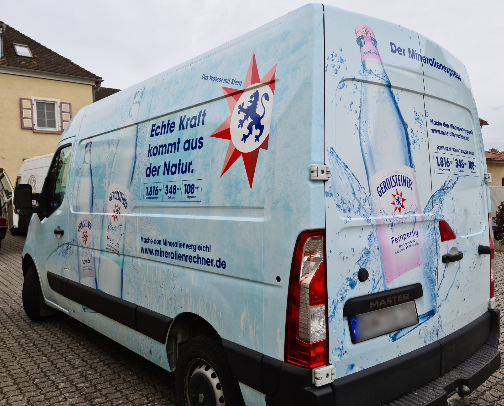 Den von uns verwendeten Spezialfolien werden vom Hersteller eine Funktionsdauer von 3-5 Jahren zugesprochen. Im Detail bedeutet die Angabe dieser Zeitspanne, dass die Folie in dieser Dauer ihre hochwertigen Eigenschaften wie Belastbarkeit und Beständigkeit in jedem Fall behält. Den von uns verwendeten Spezialfolien werden vom Hersteller eine Funktionsdauer von 3-5 Jahren zugesprochen. Im Detail bedeutet die Angabe dieser Zeitspanne, dass die Folie in dieser Dauer ihre hochwertigen Eigenschaften wie Belastbarkeit und Beständigkeit in jedem Fall behält.