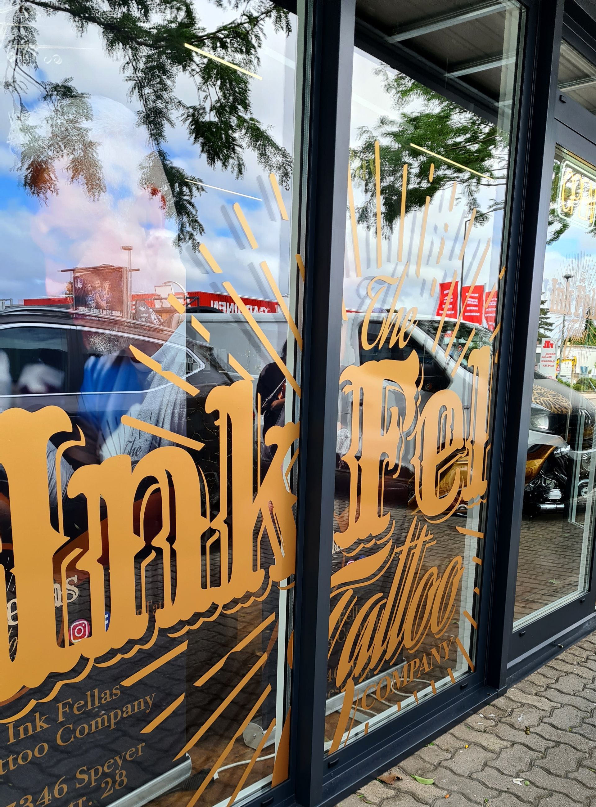 Fahrzeugbeschriftung mit Klebefolie Fahrzeugbeschriftung mit Klebefolie