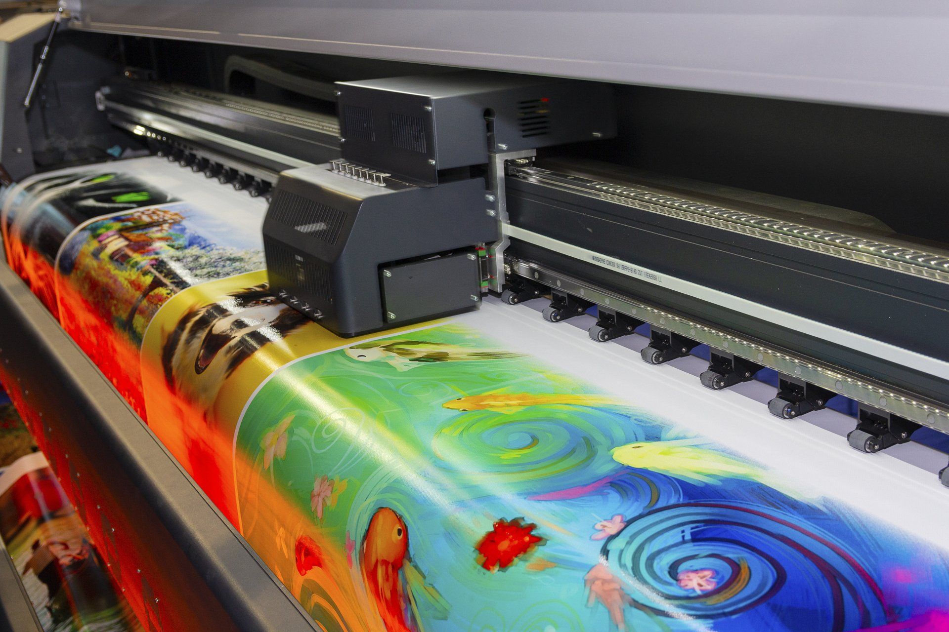 Der Digitaldruck bietet uns die Möglichkeit, unsere Grafiken ohne  Umwege direkt auf das zu bedruckende Material zu bringen.