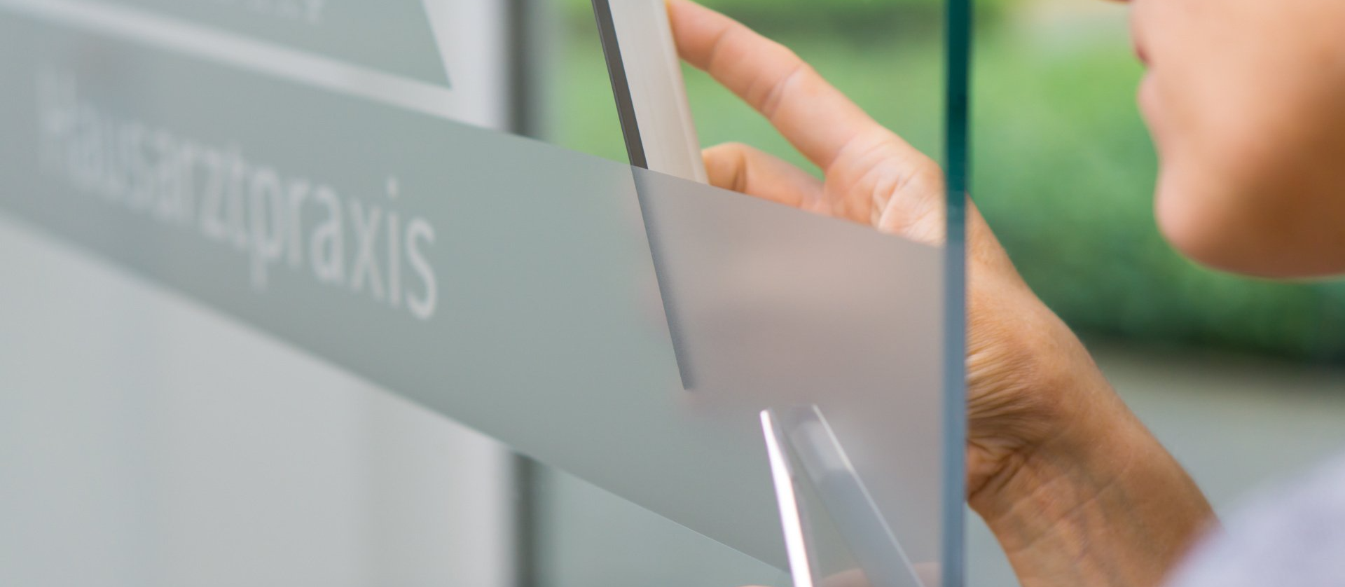 Edgeglasfolierung im Sandstrahl-Look als optisches Element oder Sichtschutz Edgeglasfolierung im Sandstrahl-Look als optisches Element oder Sichtschutz