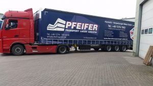 Dies können also sowohl selbstklebende Folienschriften, als auch großformatige Digitaldrucke auf Klebefolie sein, sowie auch Planen und XXL-Banner die komplette Bereiche des Anhänger in der Außenwerbung abdecken. Dies können also sowohl selbstklebende Folienschriften, als auch großformatige Digitaldrucke auf Klebefolie sein, sowie auch Planen und XXL-Banner die komplette Bereiche des Anhänger in der Außenwerbung abdecken.