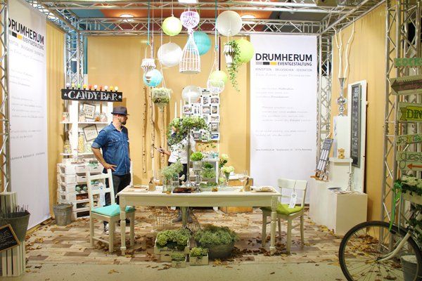 : Das ganze Potenzial eines Schaufensters zu nutzen ist die erklärte Aufgabe unserer Gestalter für visuelles Marketing. Unser Dekoservice macht deshalb keinen Unterschied bei der Auftragsannahme: Jedes Produkt besitzt besondere Verkaufsaspekte, Zielgruppenausrichtung oder Präsentationsschwerpunkte, die es zu berücksichtigen gilt.