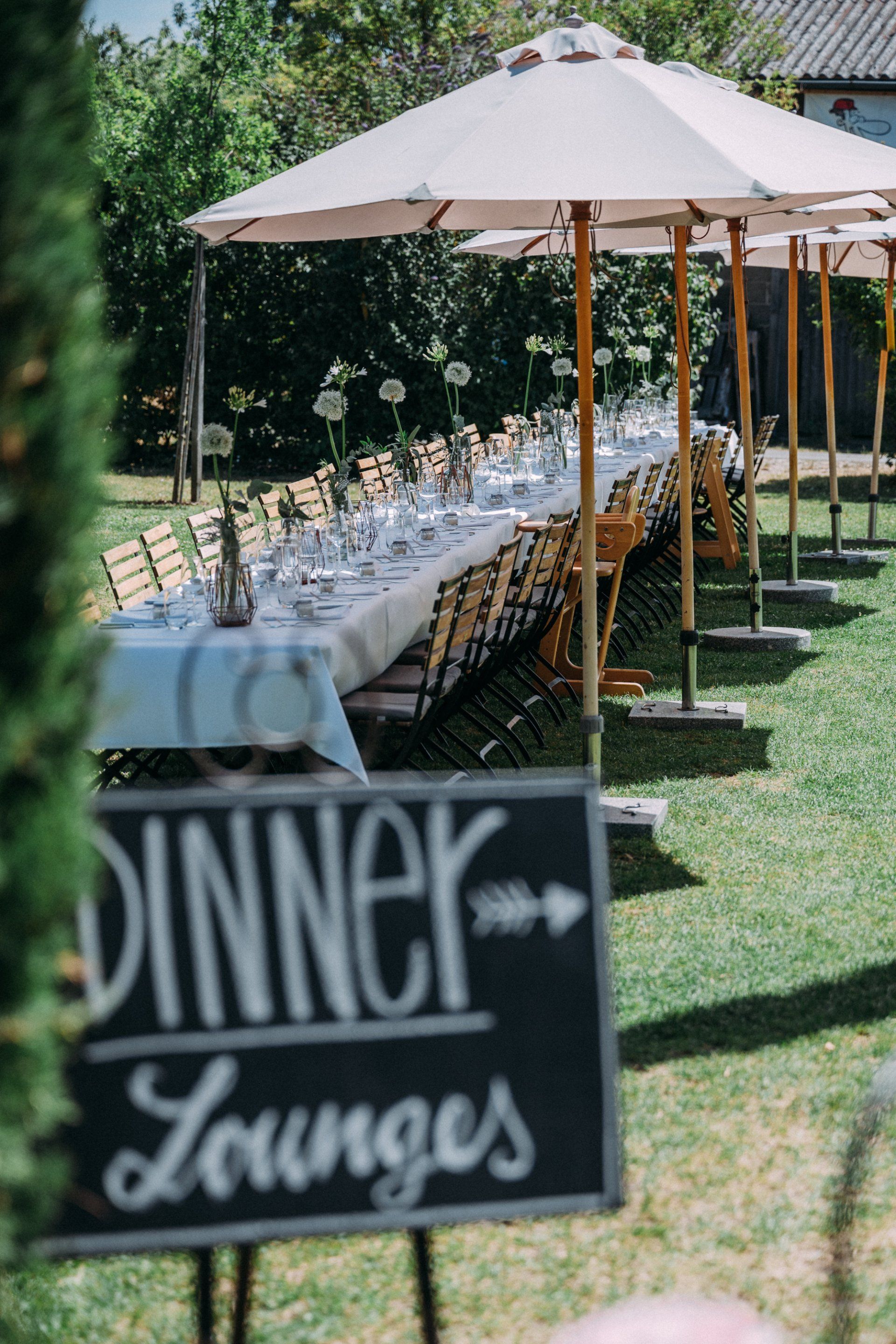 Bei der Hochzeitsdekoration ist die Tischdeko eines der wichtigsten Gestaltungselemente. Hier gibt es eine riesige Auswahl und zahlreiche Möglichkeiten: Angefangen bei Tischschmuck, Tischsets, Streudekoration über Menükarten, Namensschilder, Tischnummern, bis zu Kerzen und Blumen sind die Variationen, um Tische auf der Hochzeit zu gestalten, nahezu grenzenlos. Bei der Hochzeitsdekoration ist die Tischdeko eines der wichtigsten Gestaltungselemente. Hier gibt es eine riesige Auswahl und zahlreiche Möglichkeiten: Angefangen bei Tischschmuck, Tischsets, Streudekoration über Menükarten, Namensschilder, Tischnummern, bis zu Kerzen und Blumen sind die Variationen, um Tische auf der Hochzeit zu gestalten, nahezu grenzenlos.