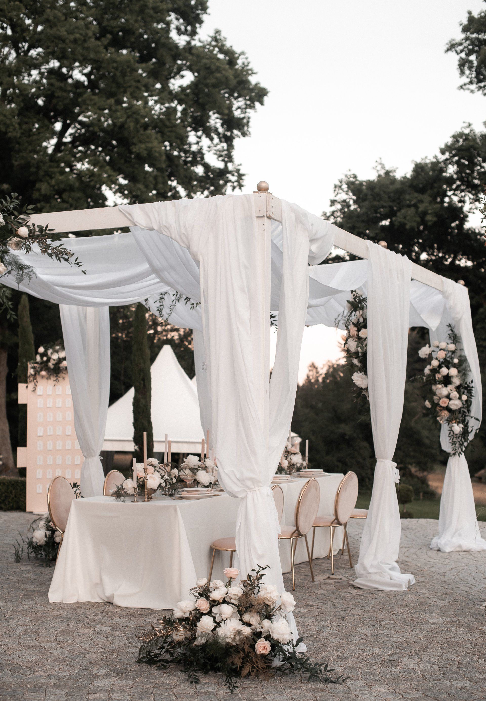 Für ein gelungenes und unvergessliches Fest ist nicht zuletzt auch die Tischdekoration oder Raumgestaltung den meisten Paaren ein ganz persönliches Anliegen. Um Diesen individuellen Anforderungen gerecht zu werden verfügen wir über einen enormen Fundus an trendigen Requisiten und Gestaltungselementen mit denen selbst eine einfache Grillhütte zu einer sympathischen Hochzeits-Location wird. Für ein gelungenes und unvergessliches Fest ist nicht zuletzt auch die Tischdekoration oder Raumgestaltung den meisten Paaren ein ganz persönliches Anliegen. Um Diesen individuellen Anforderungen gerecht zu werden verfügen wir über einen enormen Fundus an trendigen Requisiten und Gestaltungselementen mit denen selbst eine einfache Grillhütte zu einer sympathischen Hochzeits-Location wird.