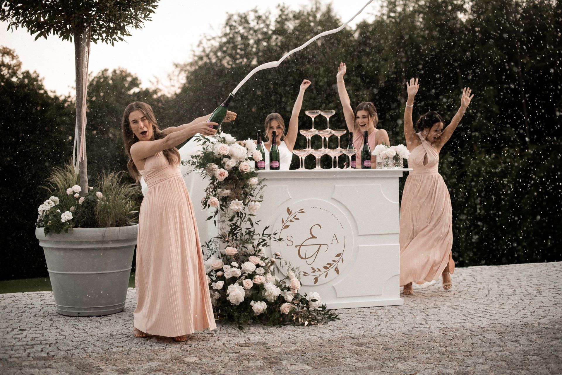 „Mit professioneller Hochzeitsdekoration machen wir Ihre Feier zur Traumhochzeit“ „Mit professioneller Hochzeitsdekoration machen wir Ihre Feier zur Traumhochzeit“