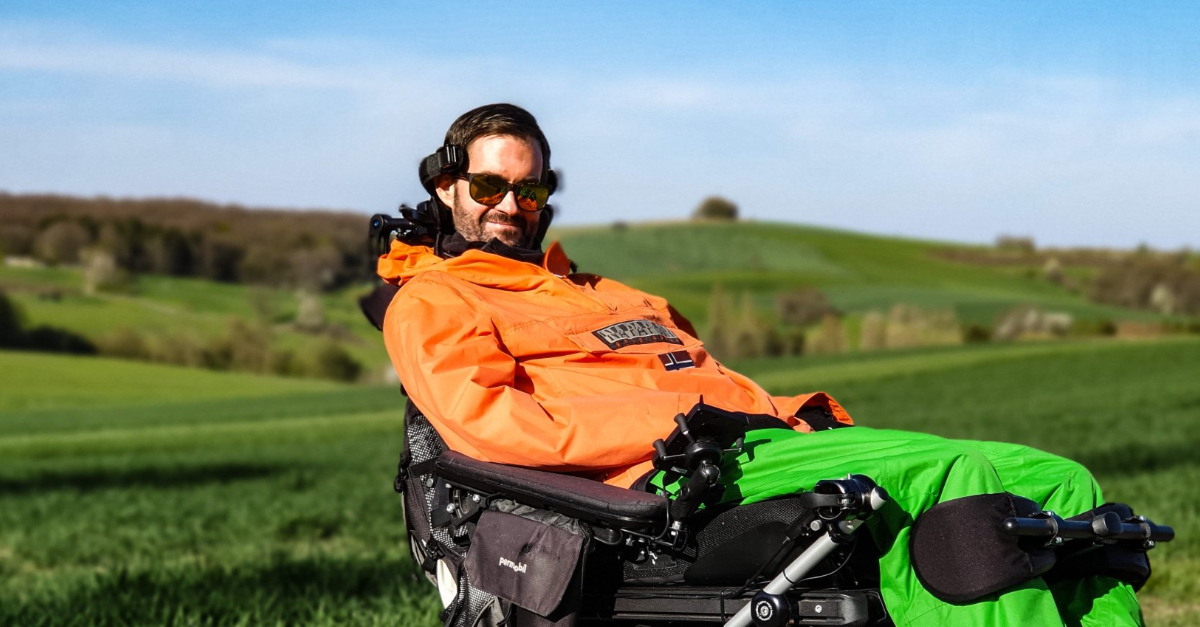 Christian Bär, madebyeyes, im elektrischen Rollstuhl von permobil auf einem Feldweg im Saarland