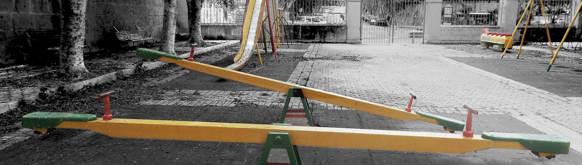 verlassener Kinderspielplatz mit Schaukel