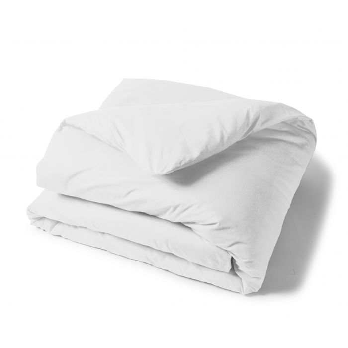 COUETTE DUVET :
Enveloppe percale 91 fils/cm² 100% coton peigné blanc - Piquage carreaux avec entretoises - Finition double piqûre et passepoil coton - Garnissage naturel neuf canard blanc de France 90% Duvet 10% Plumettes : 300gr/m² - Lavage à 40°C - Garantie 5 ans