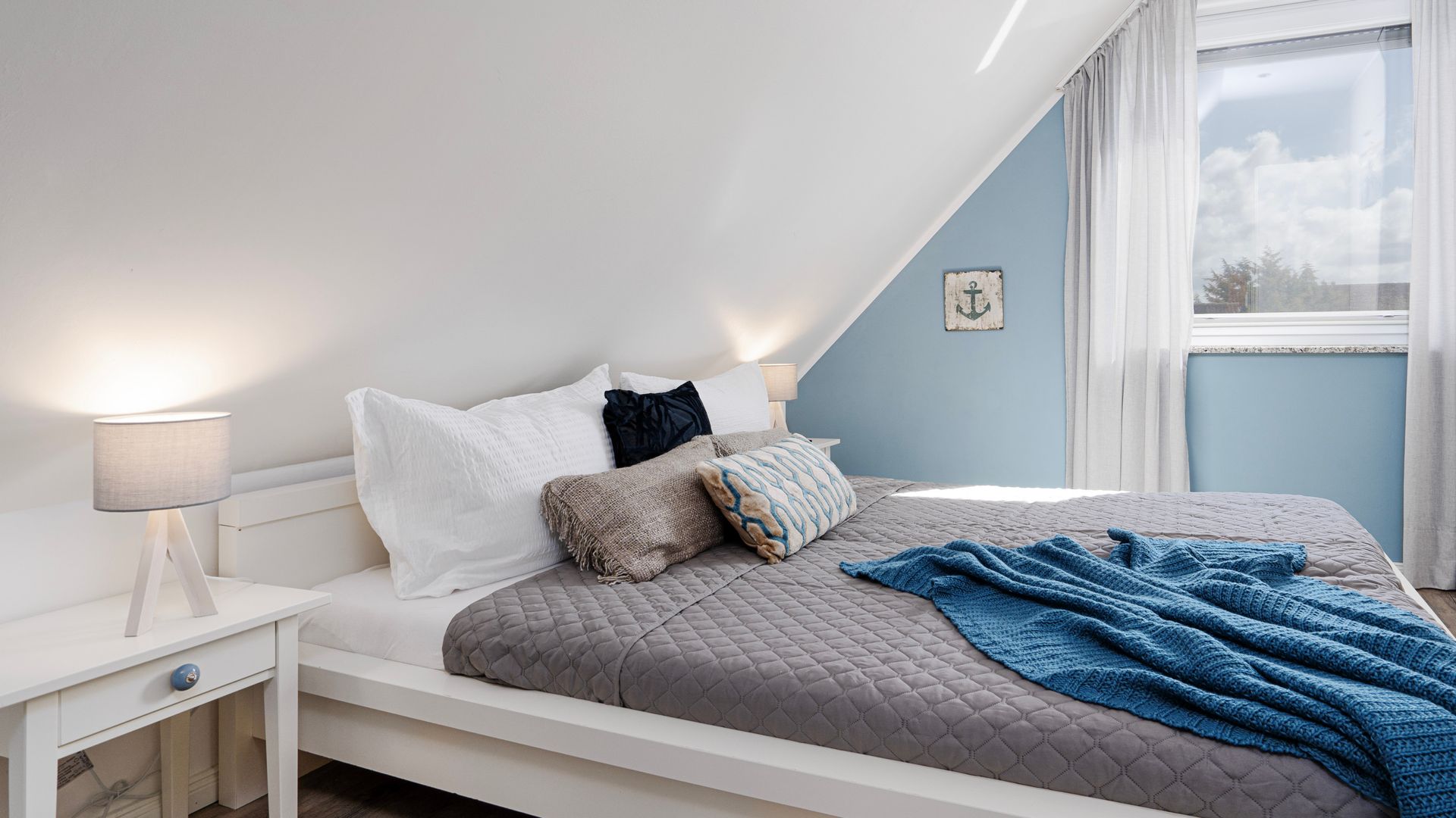 Fewo Lotsenbude - 5 P. - Blick ins Schlafzimmer und auf das Doppelbett