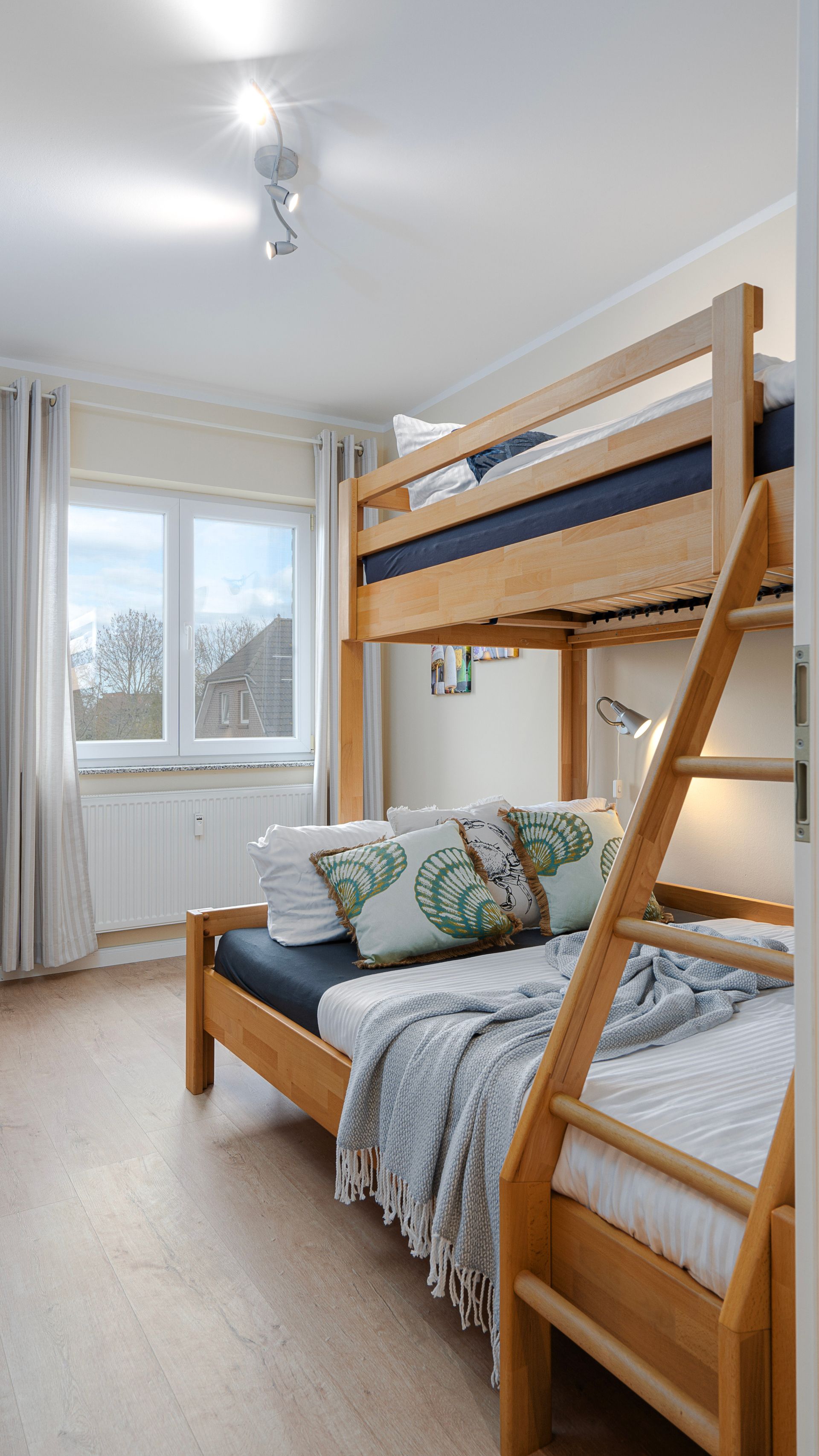 Lotsenglück - 5 P. - Blick in Schlafzimmer 2 mit Stockbetten
