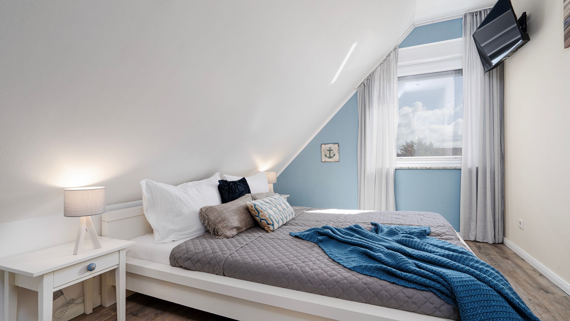 Fewo Lotsenbude - 5 P. - Blick ins Schlafzimmer und auf das Doppelbett
