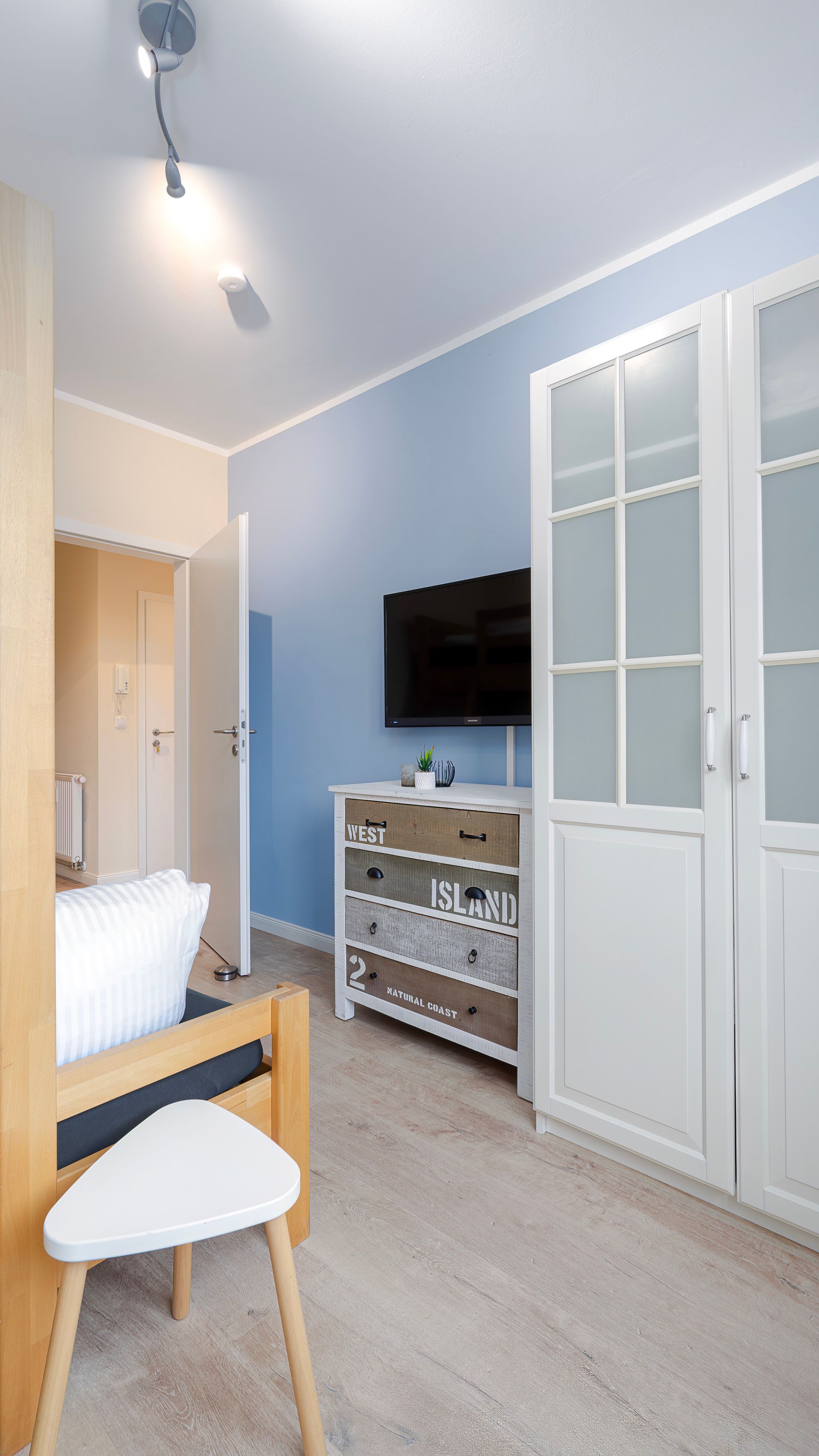 Lotsenglück - 5 P. - Blick in Schlafzimmer 2 auf den großen Schrank