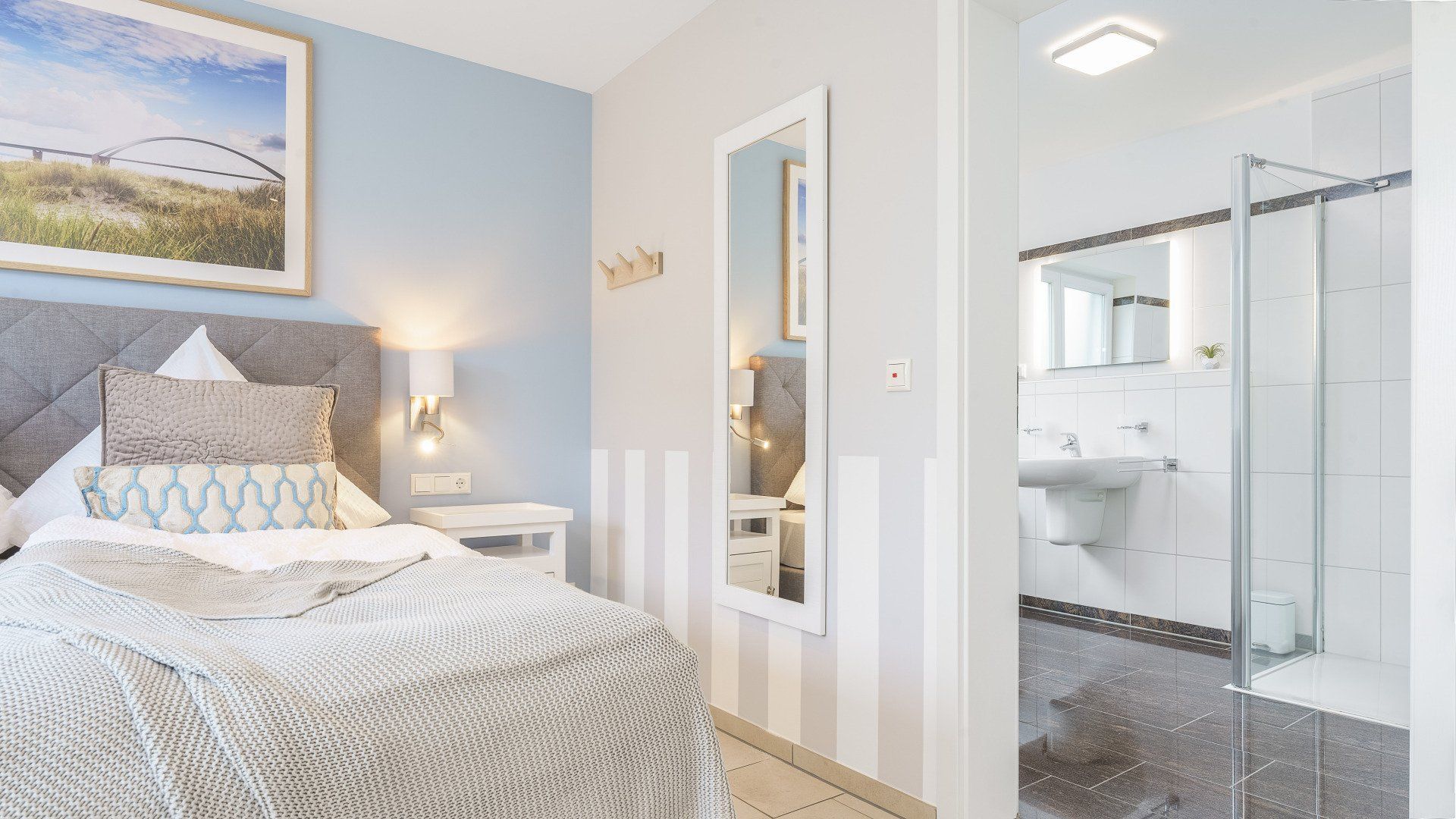 Lotsendeck - 6 P. - Blick in das Badezimmer, das direkt am Schlafzimmer 1 liegt