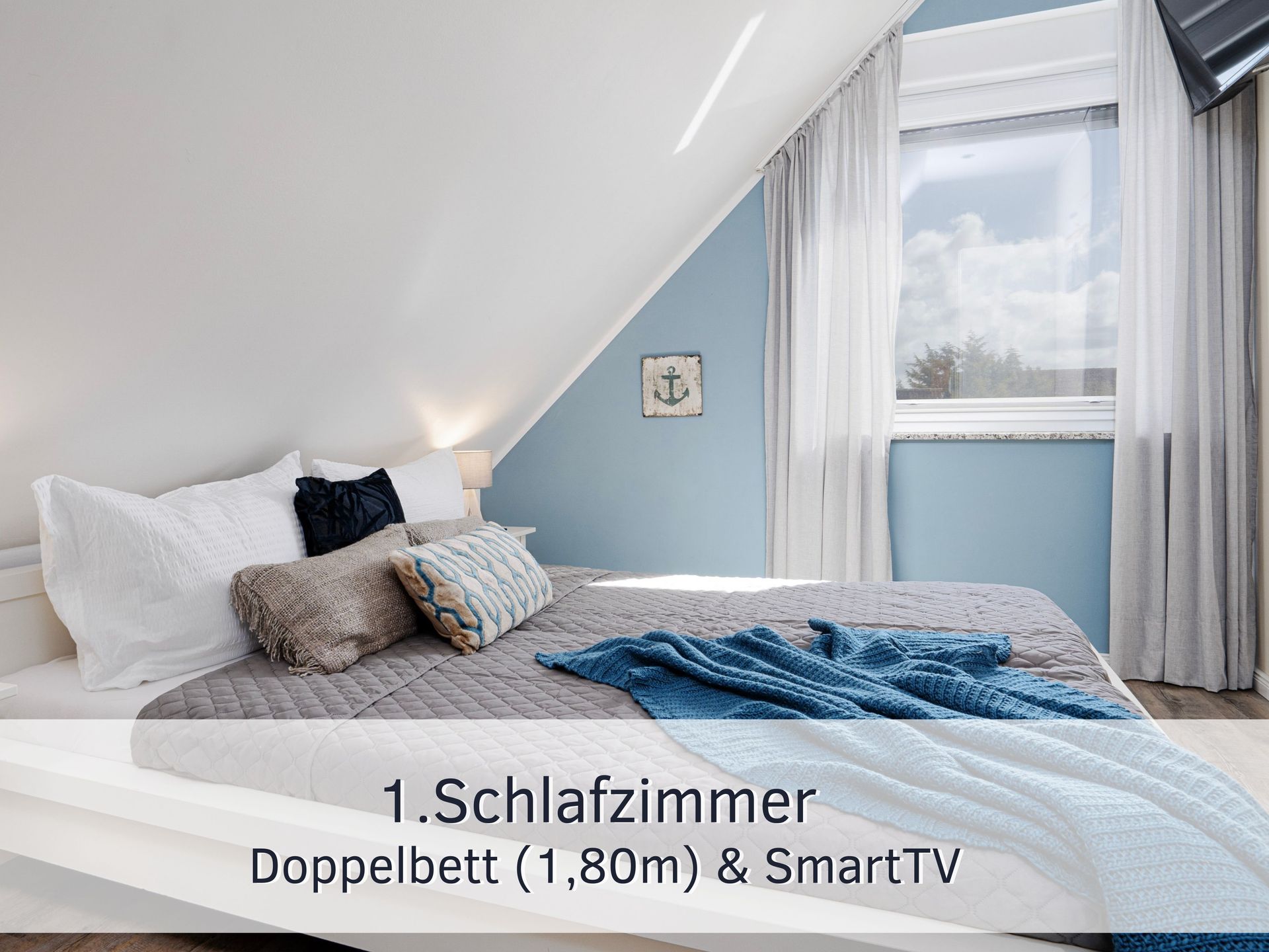 Fewo Lotsenbude - 5 P. - Blick in Schlafzimmer 1 mit Doppelbett und SmartTV