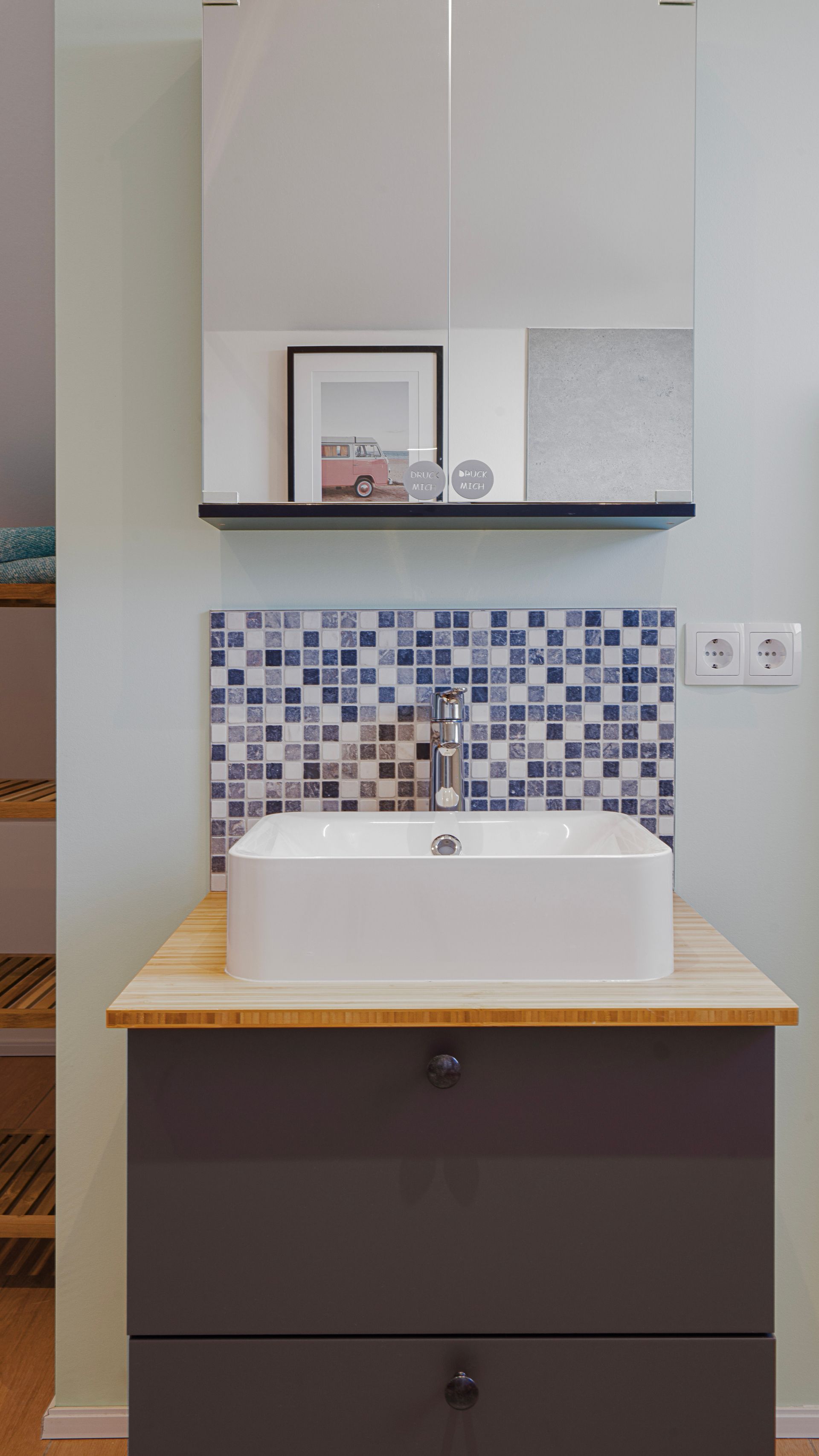 Fewo Lotsenbude - 5 P. - modernes Waschbecken im Badezimmer