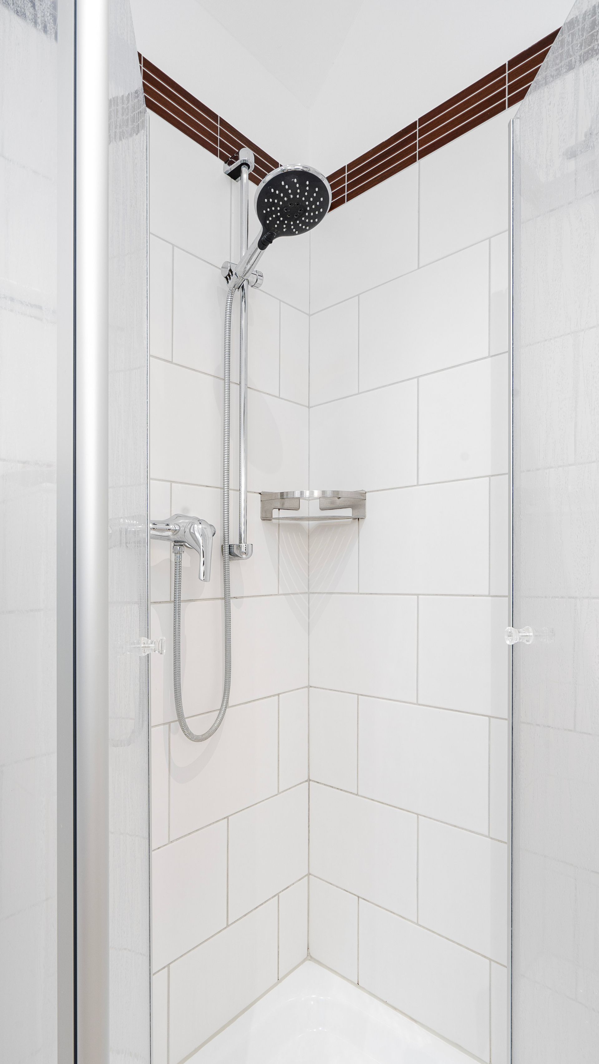 Lotsenglück - 5 P. - Dusche im Badezimmer