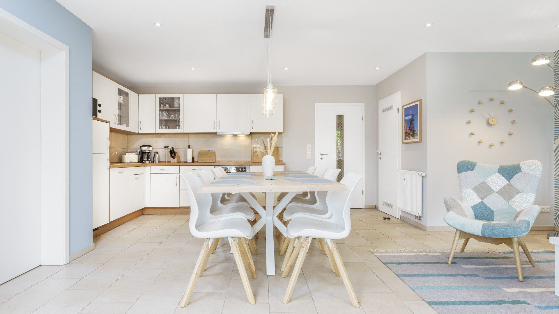 Lotsendeck - 6 P. - Blick in den Wohn-/ Essbereich mit Küchenzeile