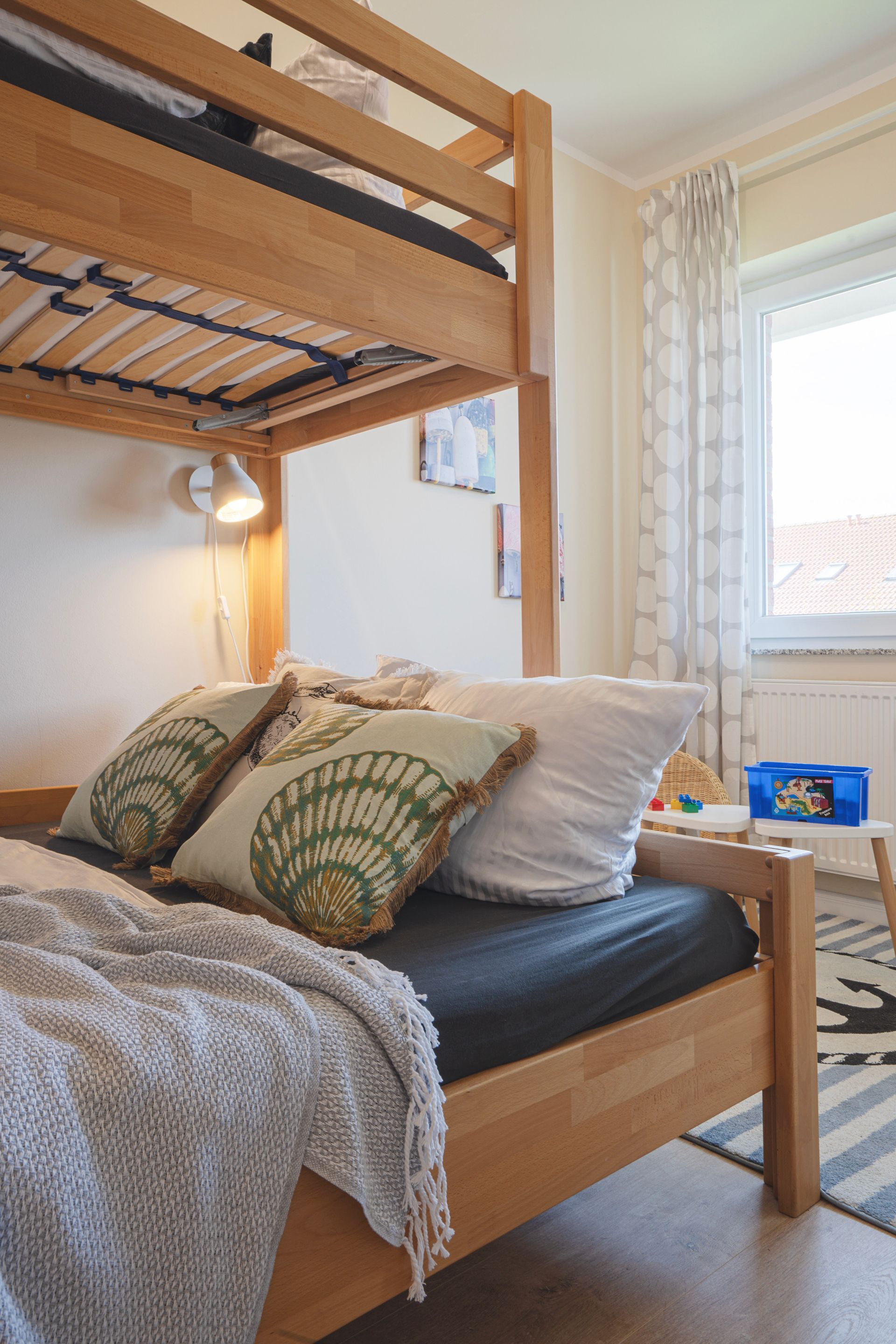 Lotsenkoje - 5 P. - Schlafzimmer 2 mit Stockbett und Spielsachen
