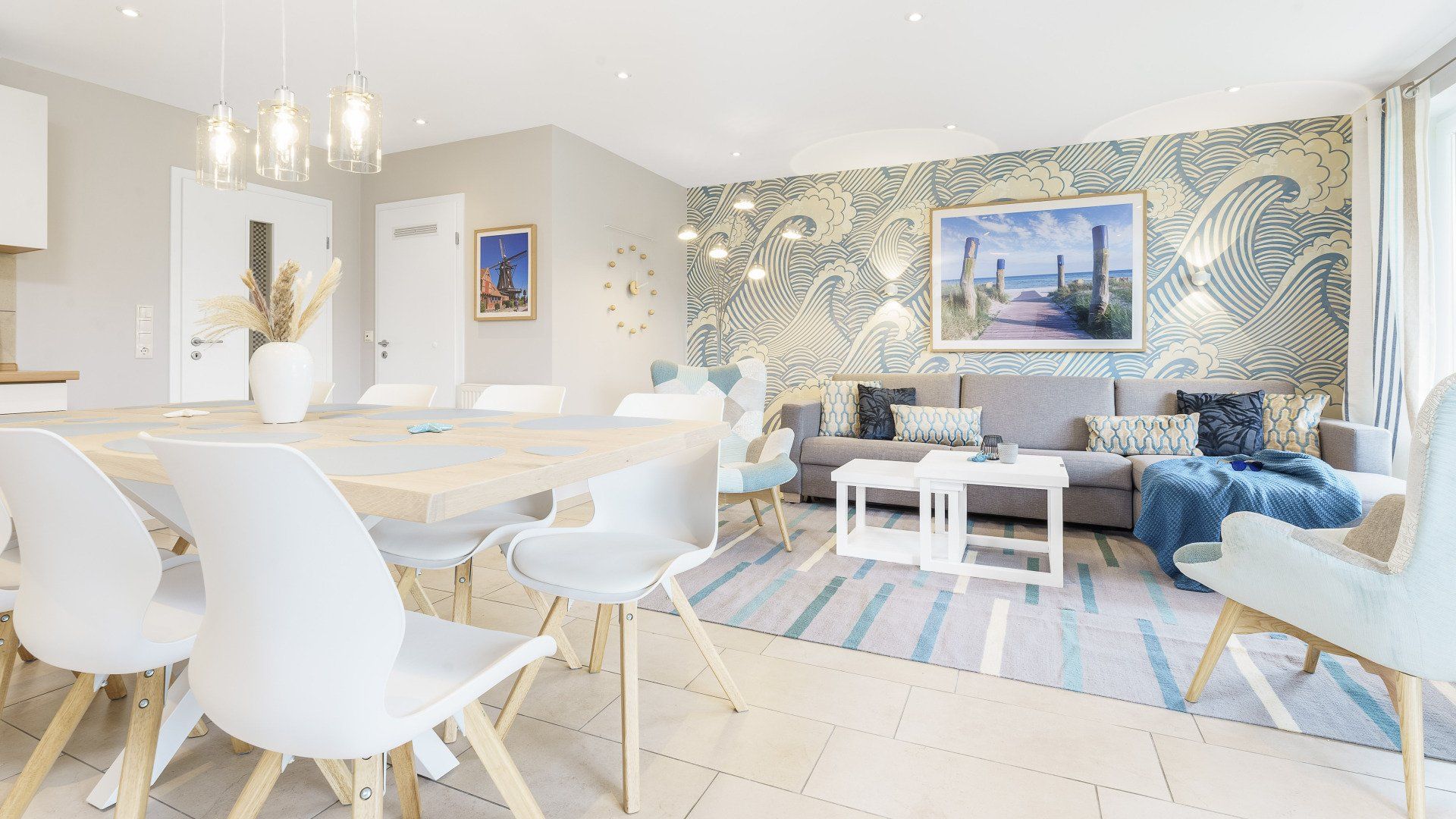 Lotsendeck - 6 P. - Blick über den Esstisch auf das große Sofa