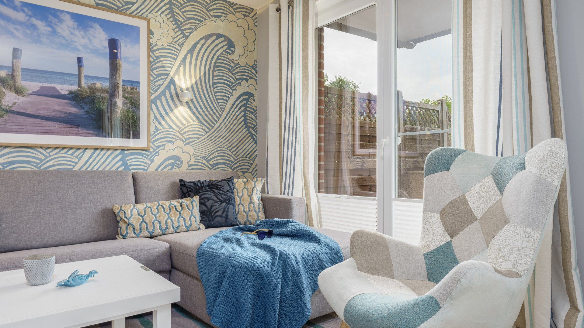 Lotsendeck - 6 P. - Sessel und großes Sofa mit direktem Blick nach draußen auf die Terrasse und in den Garten