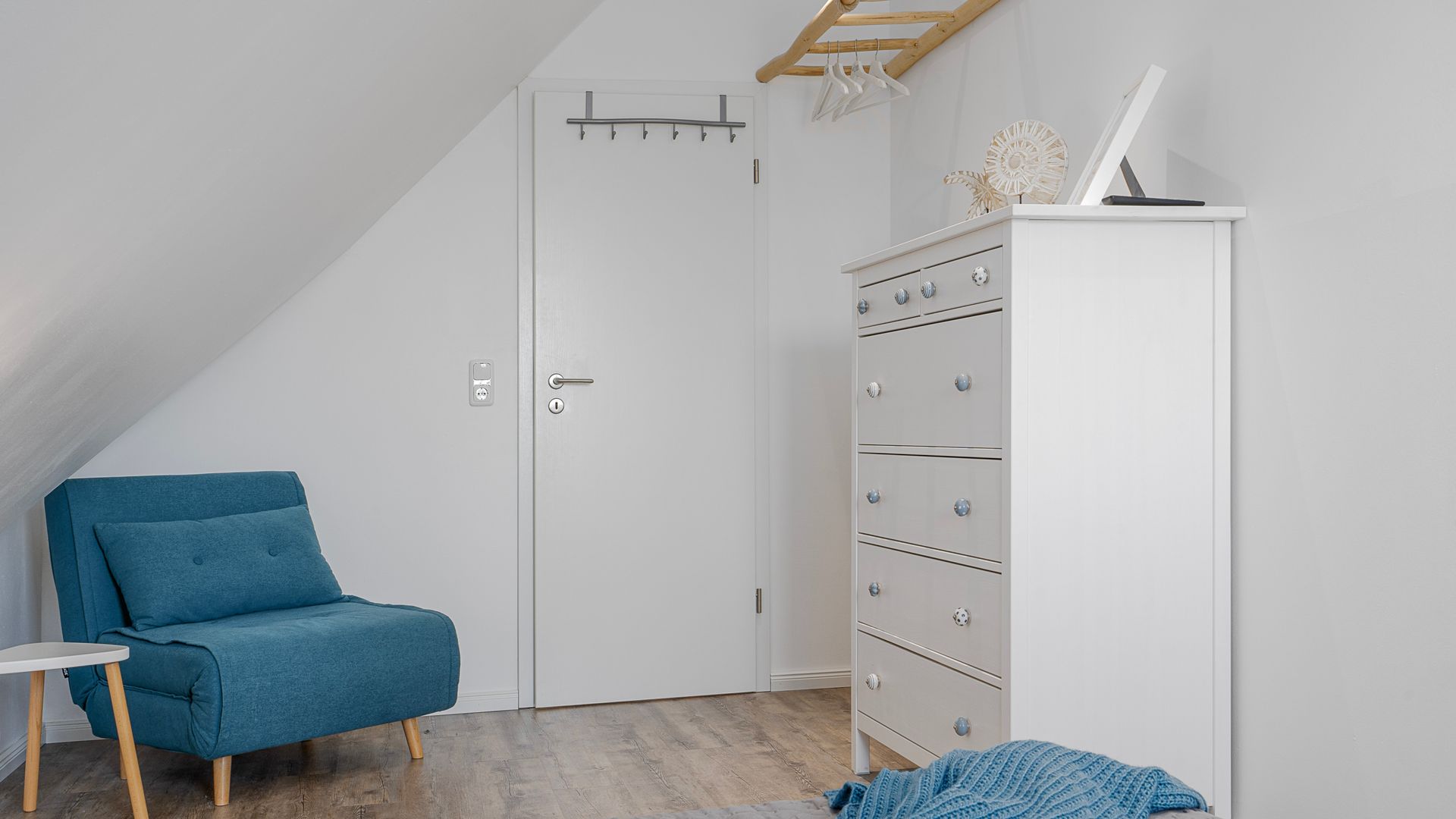 Fewo Lotsenbude - 5 P. - Blick auf den Sessel und die Kommode im Schlafzimmer
