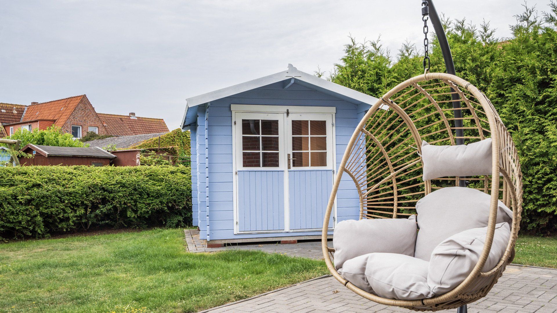 Lotsendeck - 6 P. - Blick in den Garten mit Terrasse, Hängesessel und Gartenhaus