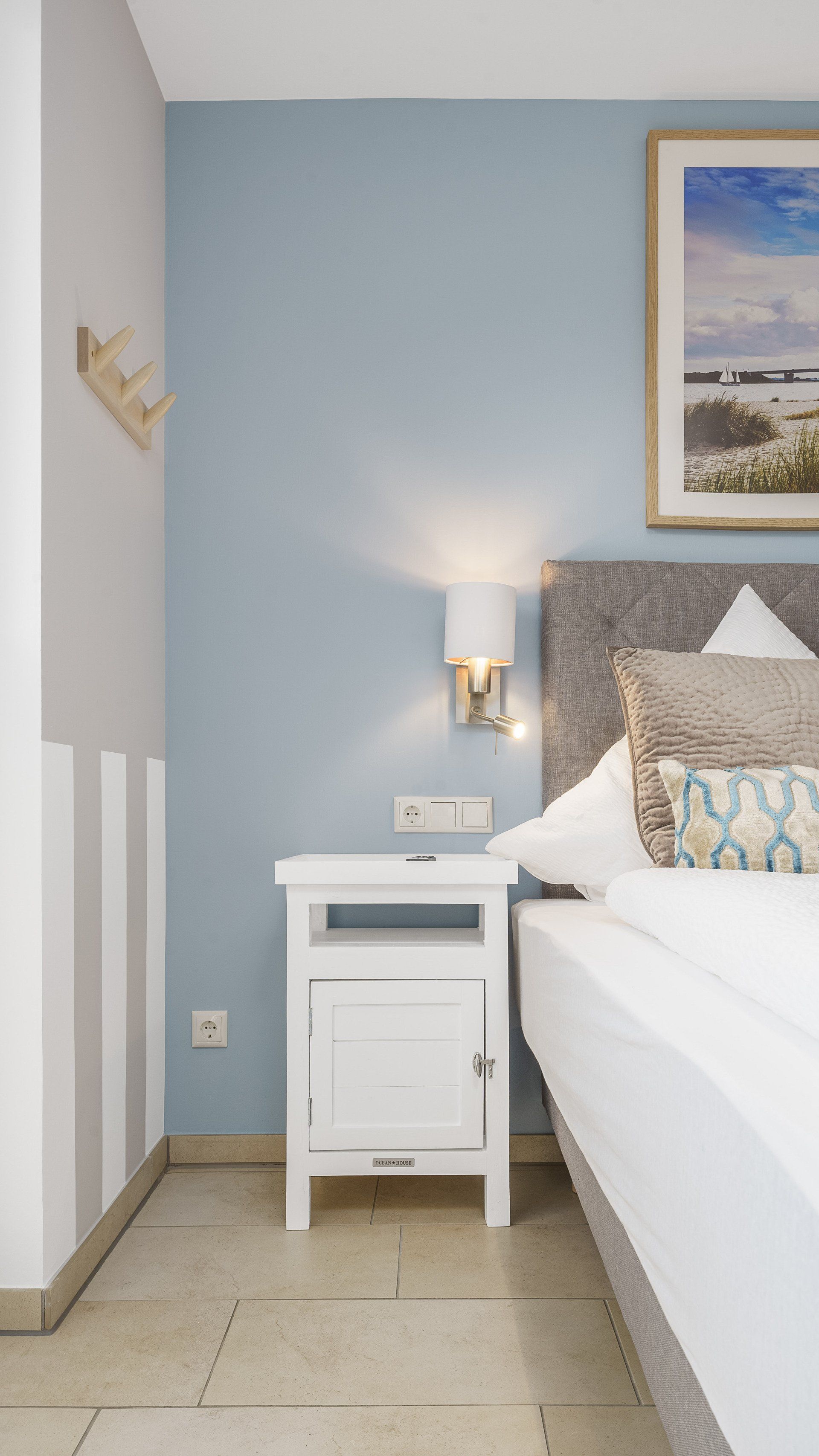 Lotsendeck - 6 P. - Blick auf das Nachttischchen im Schlafzimmer 1