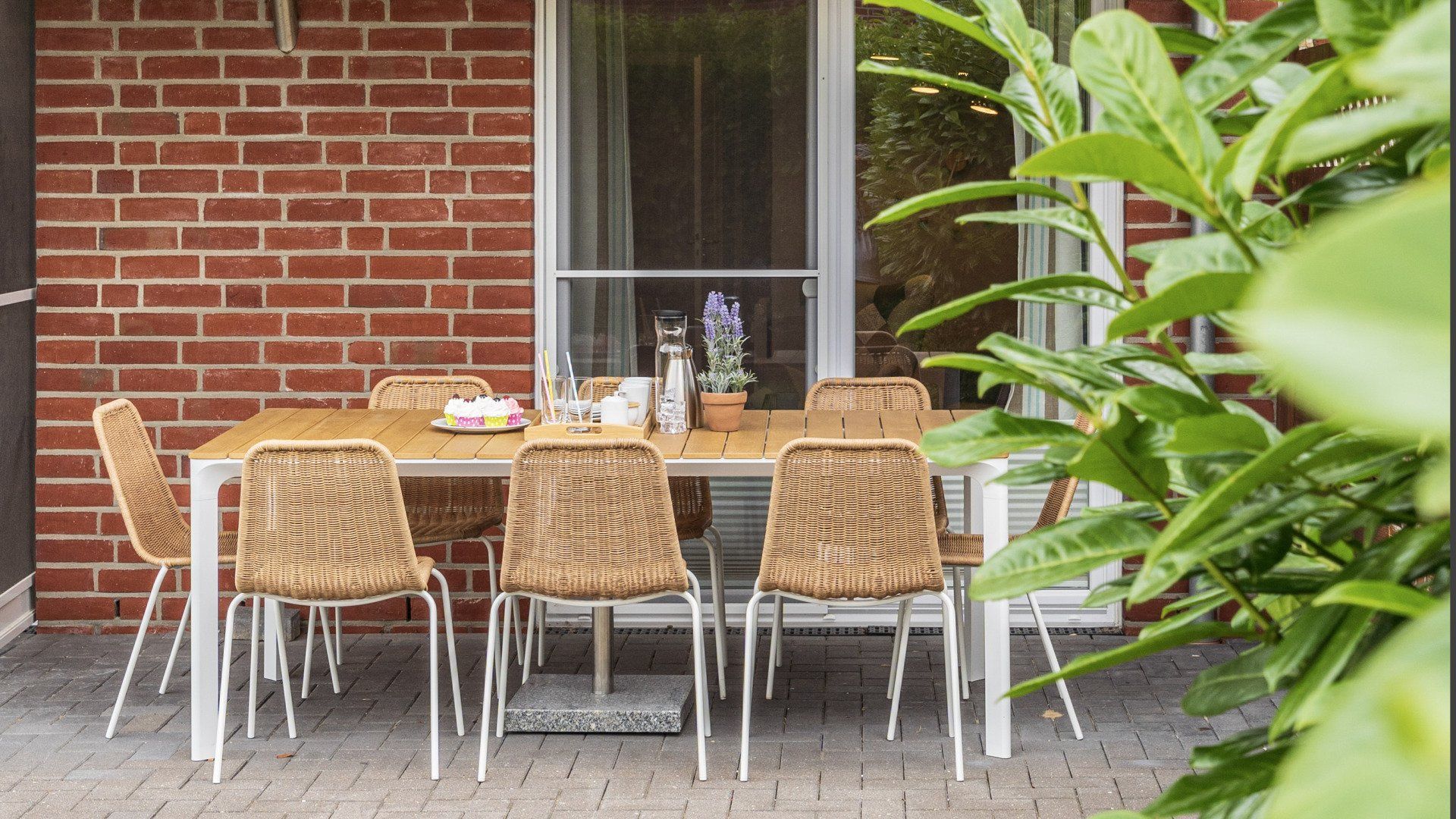 Lotsendeck - 6 P. - Blick auf den großen Gartentisch für 8 Personen