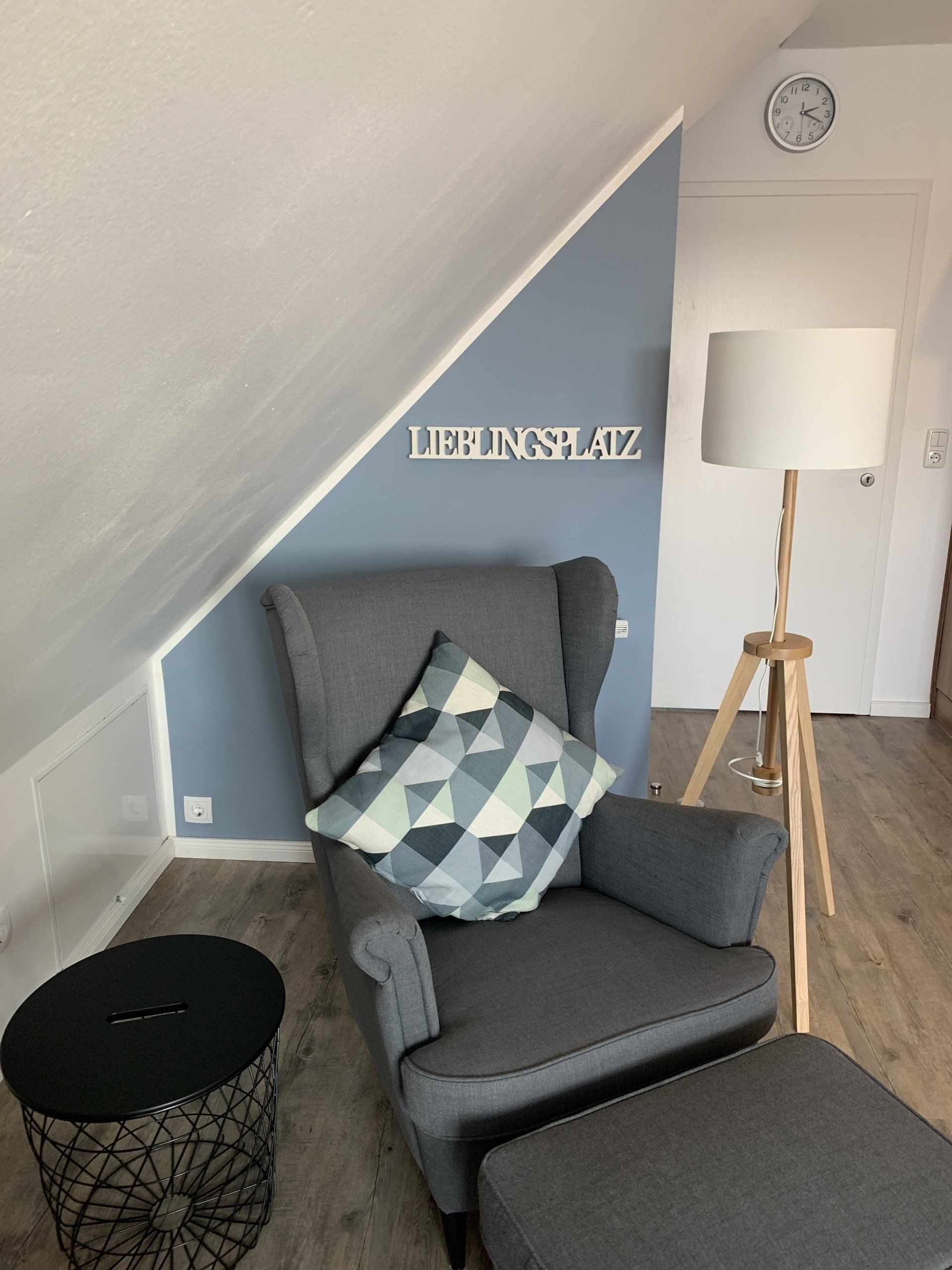 Fewo Lotsenbude - 5 P. - Blick auf den Lesesessel mit dem Lieblingsplatz-Schild