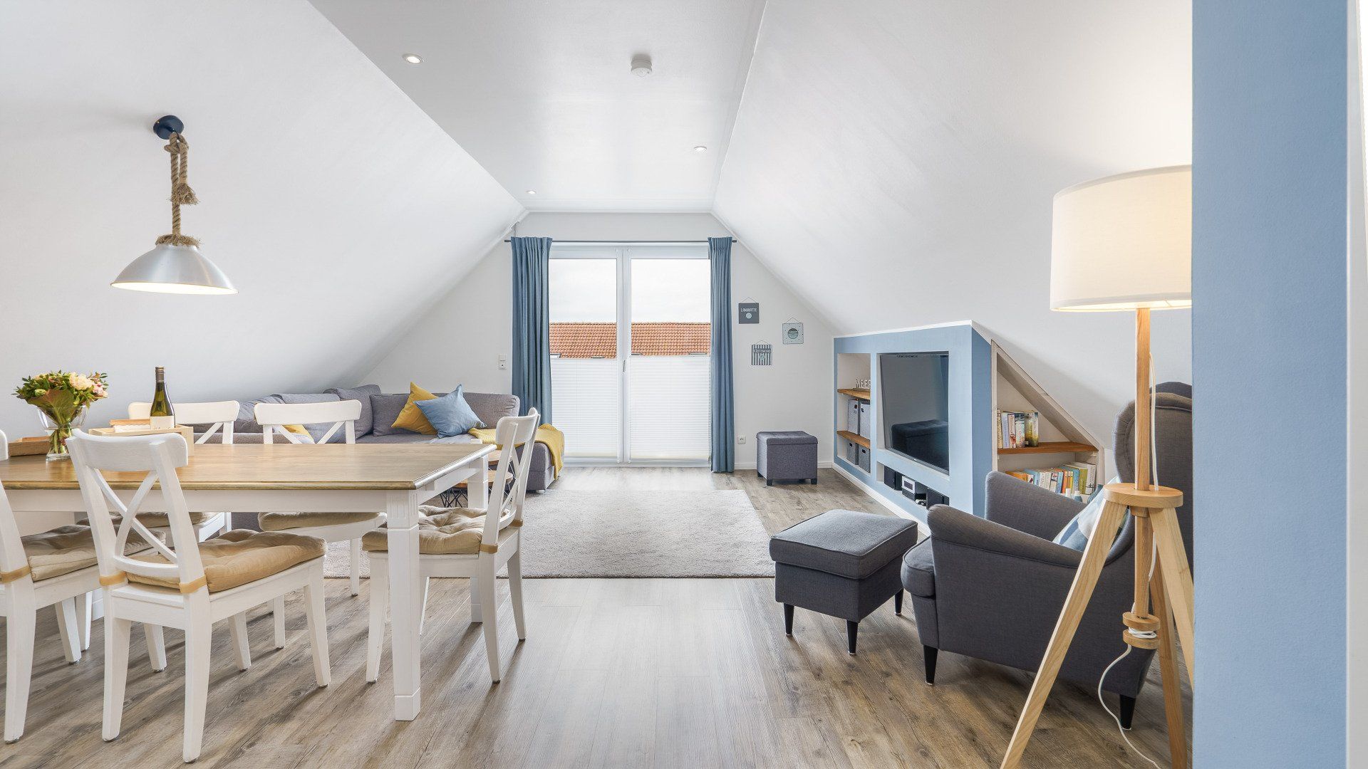 Fewo Lotsenbude - 5 P. - Blick in die Wohnung und auf den Balkon