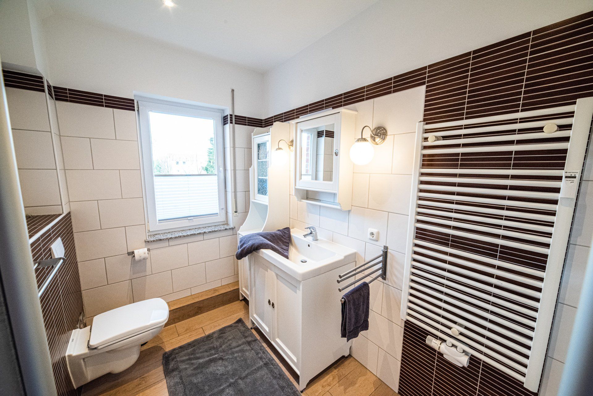 Lotsenkoje - 5 P. - Blick in das Badezimmer mit Dusche