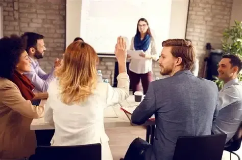 Personas exponiendo