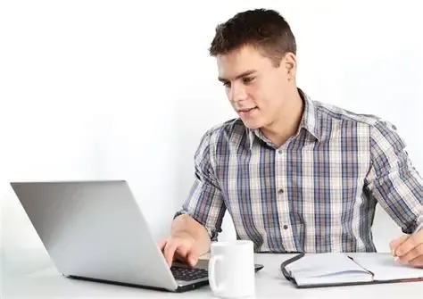 CHICO ESTUDIANDO A DISTANCIA