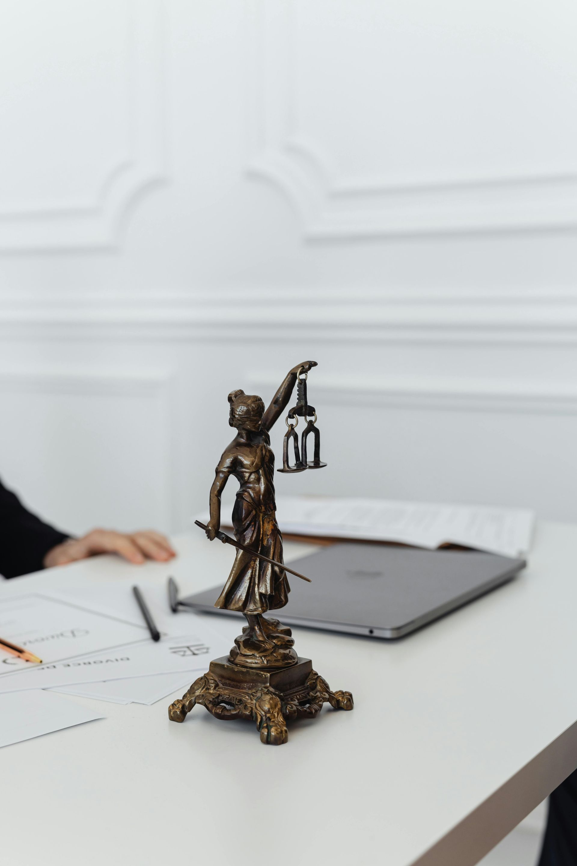 escritorio con balanza de justicia