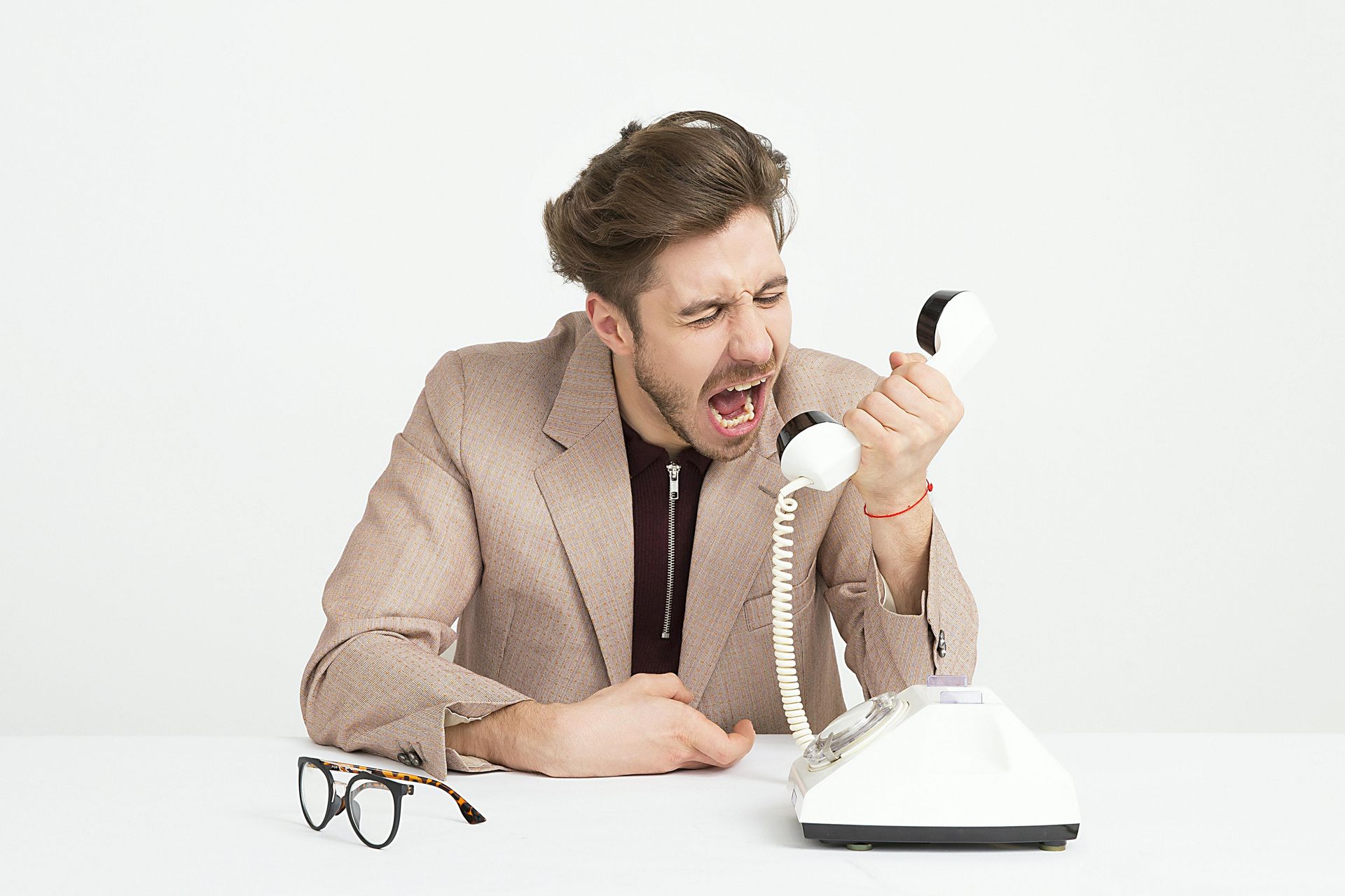 hombre hablando por telefono