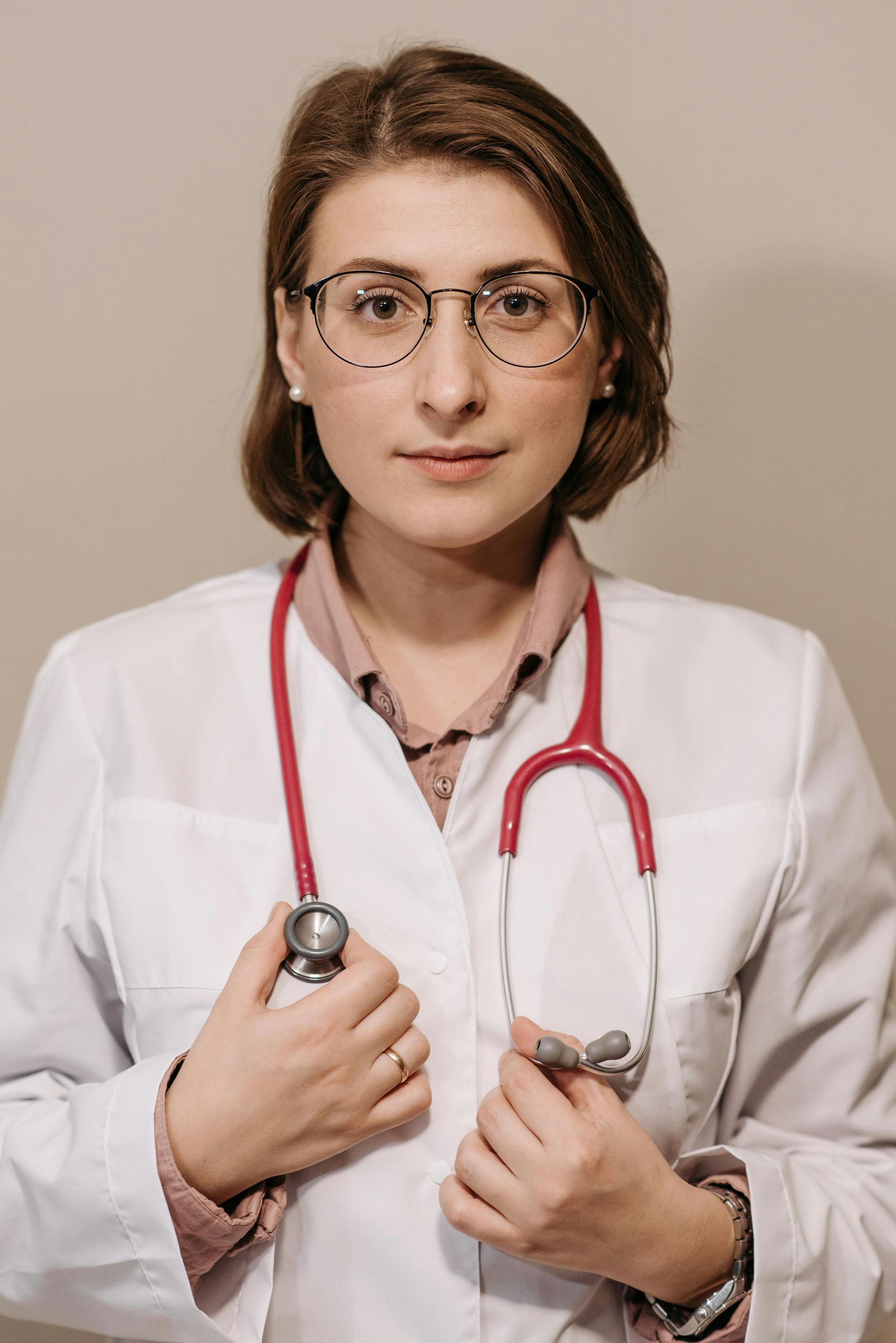 mujer con estestoscopio