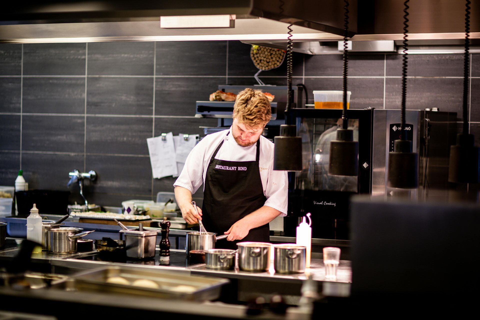 Hombre en cocina.