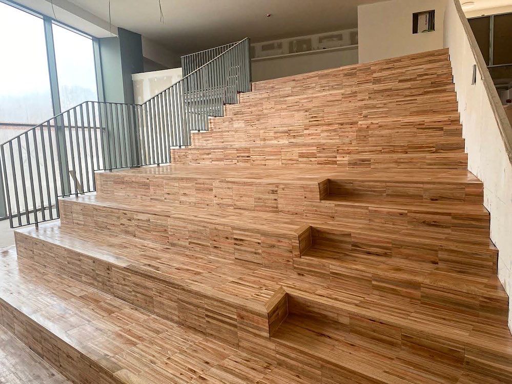 Escaleras de la nueva Biblioteca Pilarín Bayès en Vic.