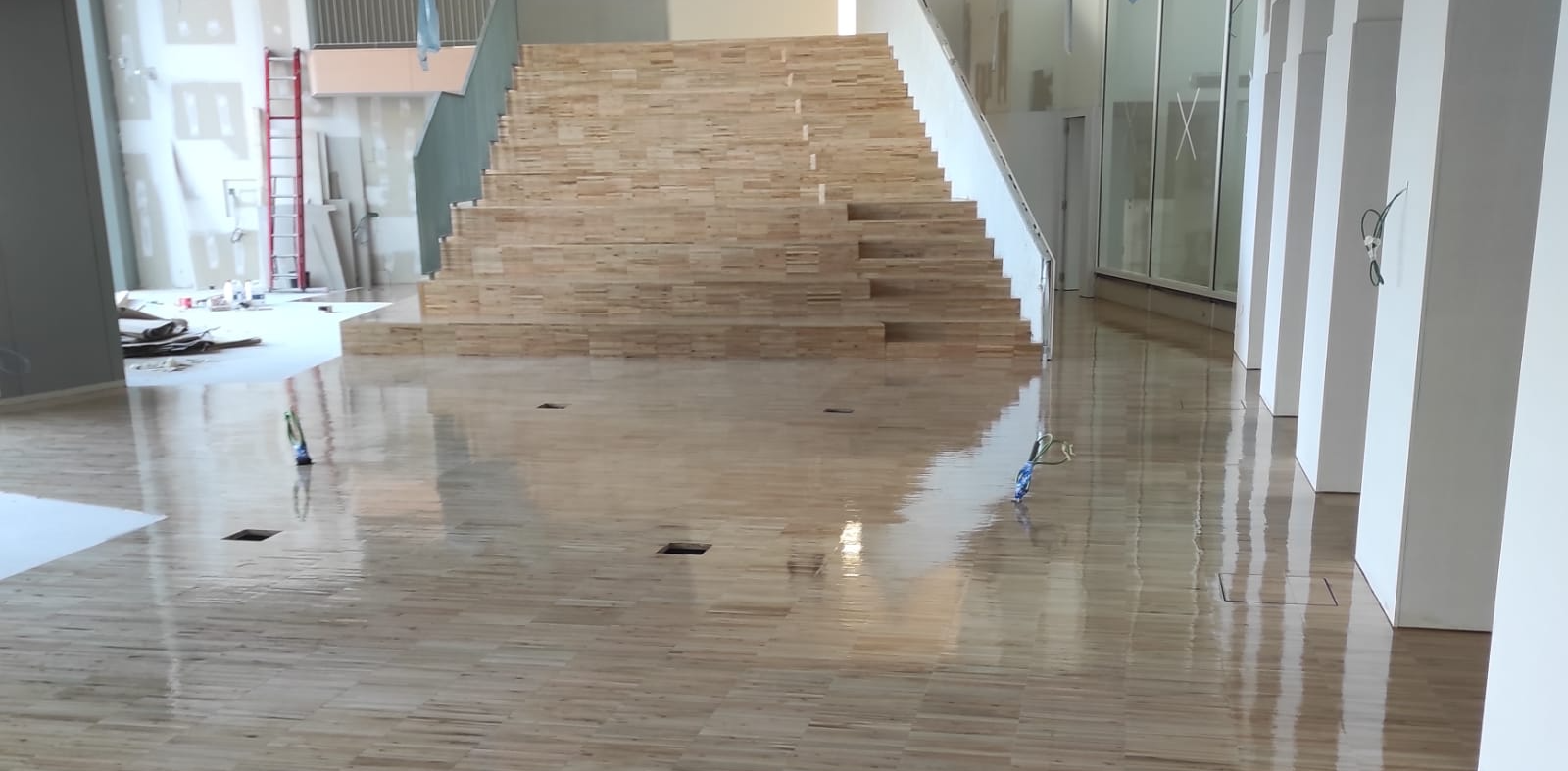 Grades i escales en la Nova Biblioteca de Vic Pilarín Bayès Gradas y escaleras en la nueva Biblioteca de Vic Pilarín Bayès