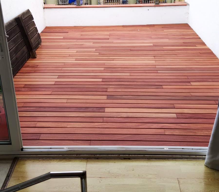 Tarima CUMARÚ colocada en terraza de Barcelona.