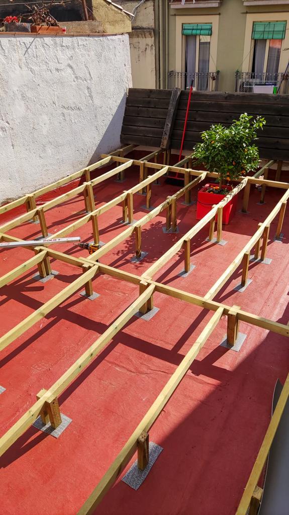 Pintura de clorocaucho para tapar agujeros y goteras.