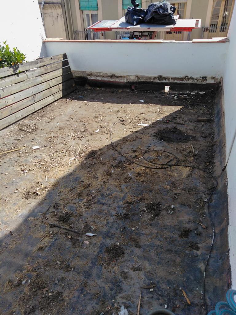 Suelo de la terraza sucio y lleno de hojas.